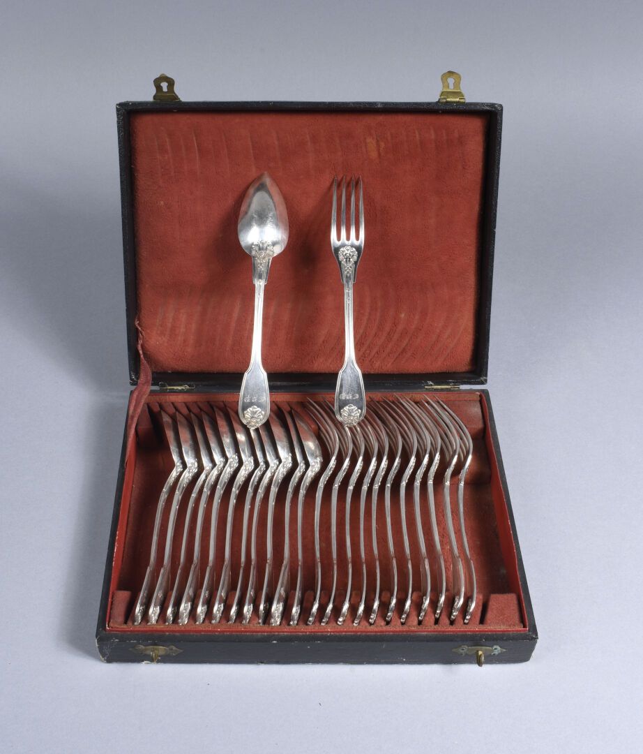 Null 12 件锉刀和棕榈装饰的银质餐具，餐具柄刻有 "d.E.D "字样。装在盒子里。
金匠 D & B。
Minerve 印记。
重量959 g
长度：1&hellip;