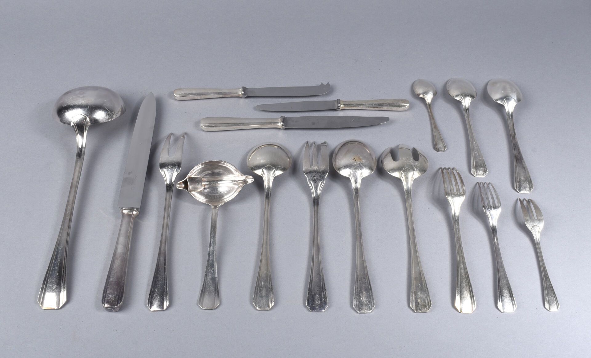 Null 克里斯托弗
装饰艺术风格的镀银金属手提箱的一部分，Boréal 型号，饰有细丝。包括 96 件餐具：
- 12 件餐具
- 10 把餐刀
- 12 件&hellip;