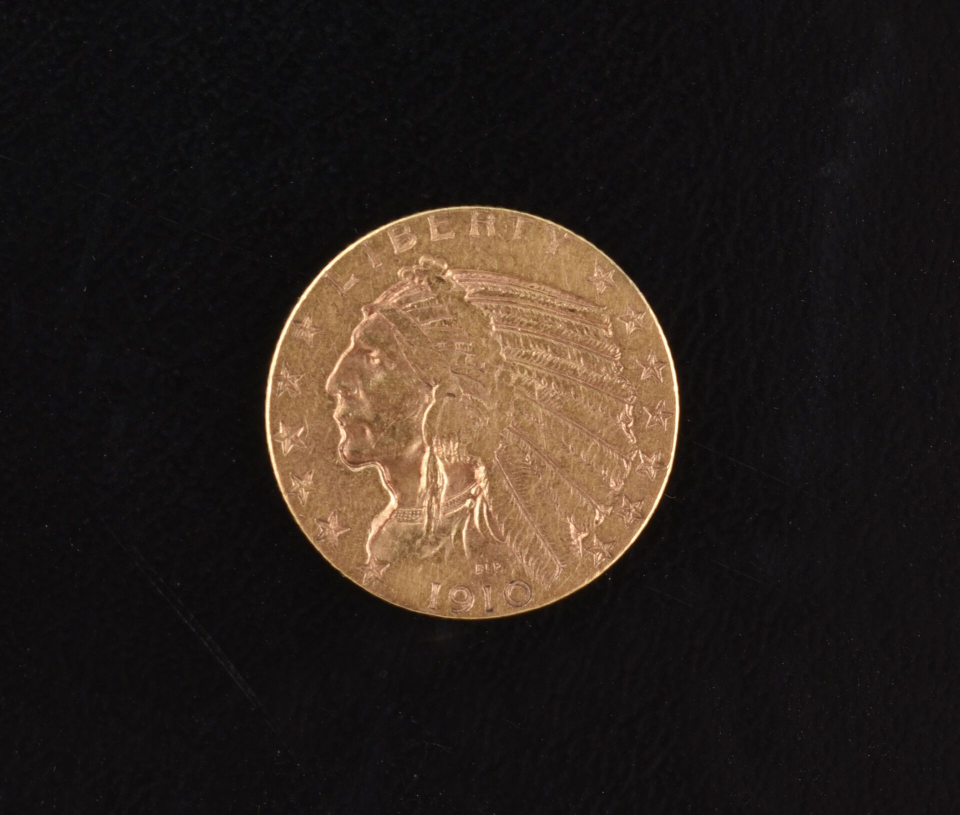 Null USA
Pièce 5 Dollars or type Indien, 1910 Philadelphie.
(Rayures, usures).