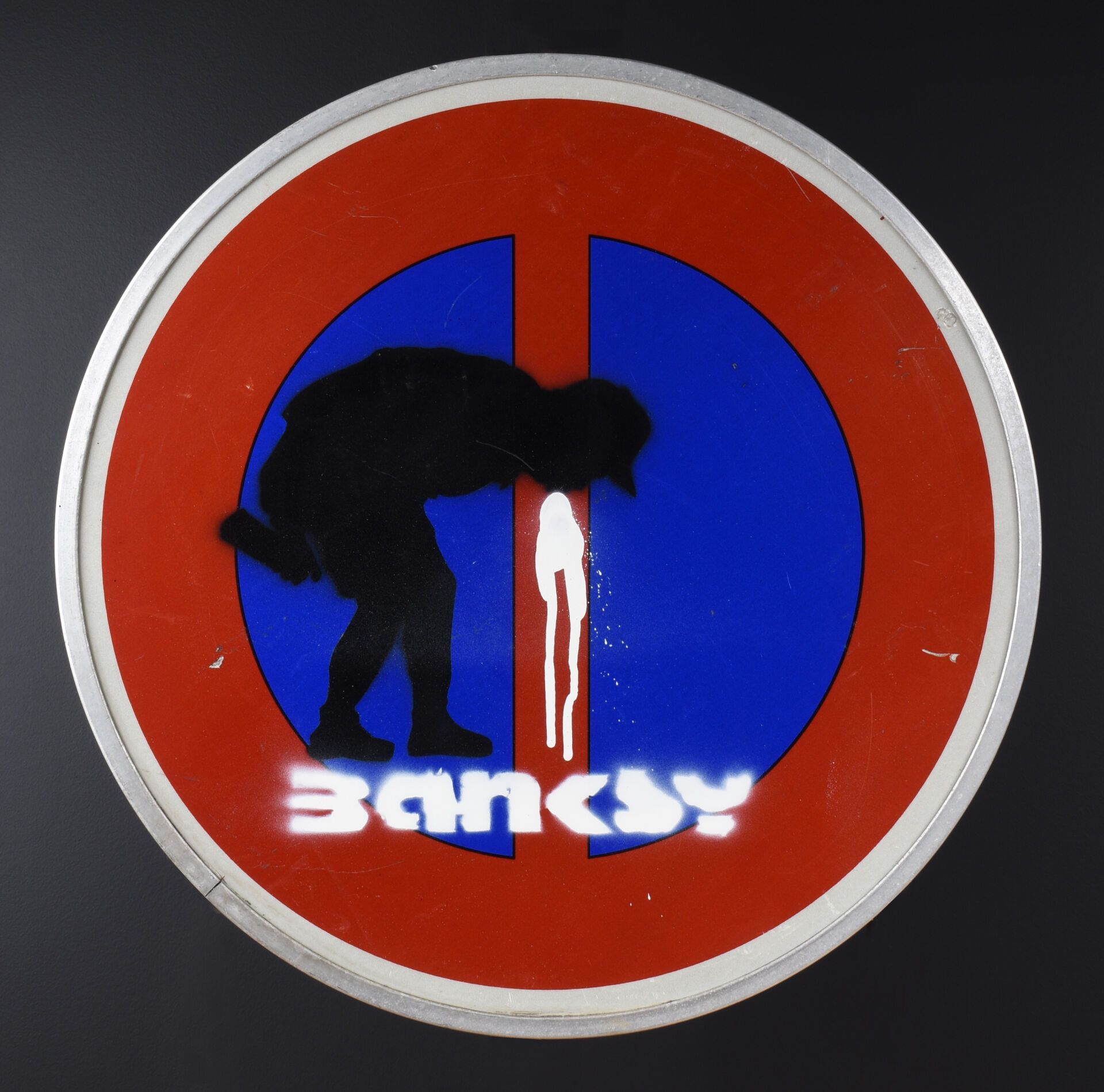 Null BANKSY (Né en 1974) (D'après)
"Sick"
Panneau de signalisation peint au poch&hellip;