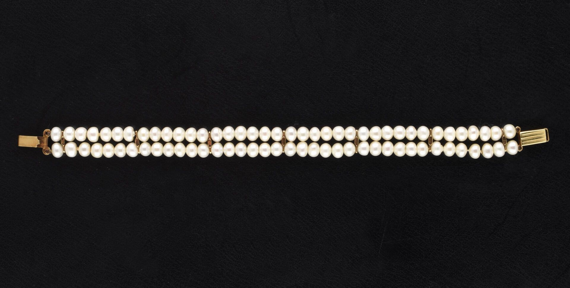 Null Bracelet deux rangs formé de 76 perles de culture baroques alternées de bar&hellip;