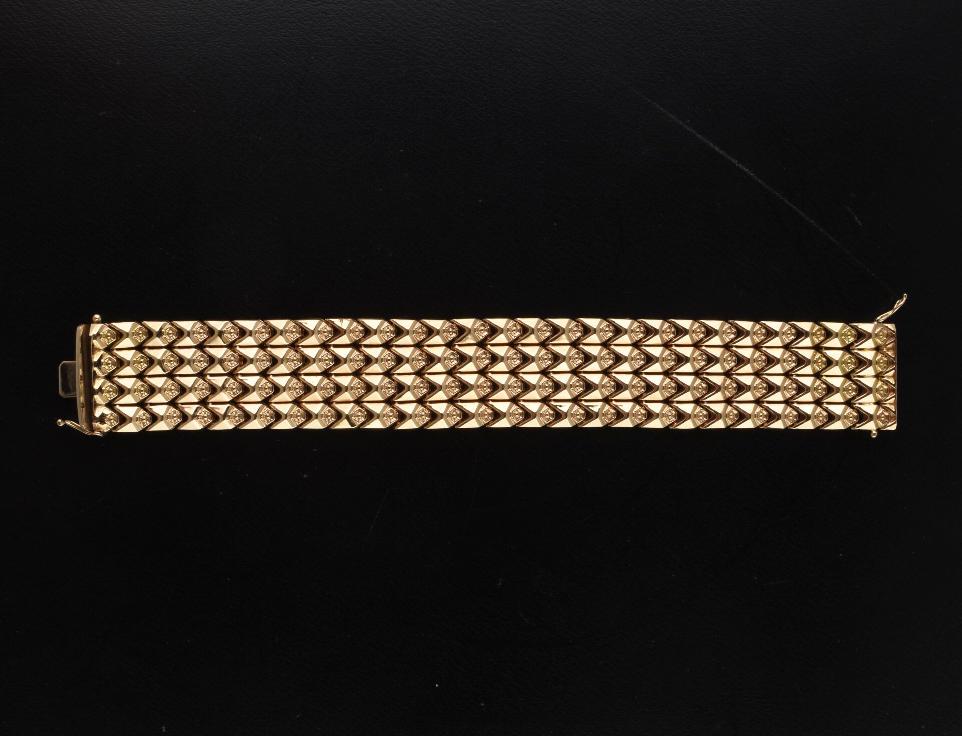 Null Artikuliertes Manschettenarmband aus Gelbgold mit geometrischen Maschen, di&hellip;
