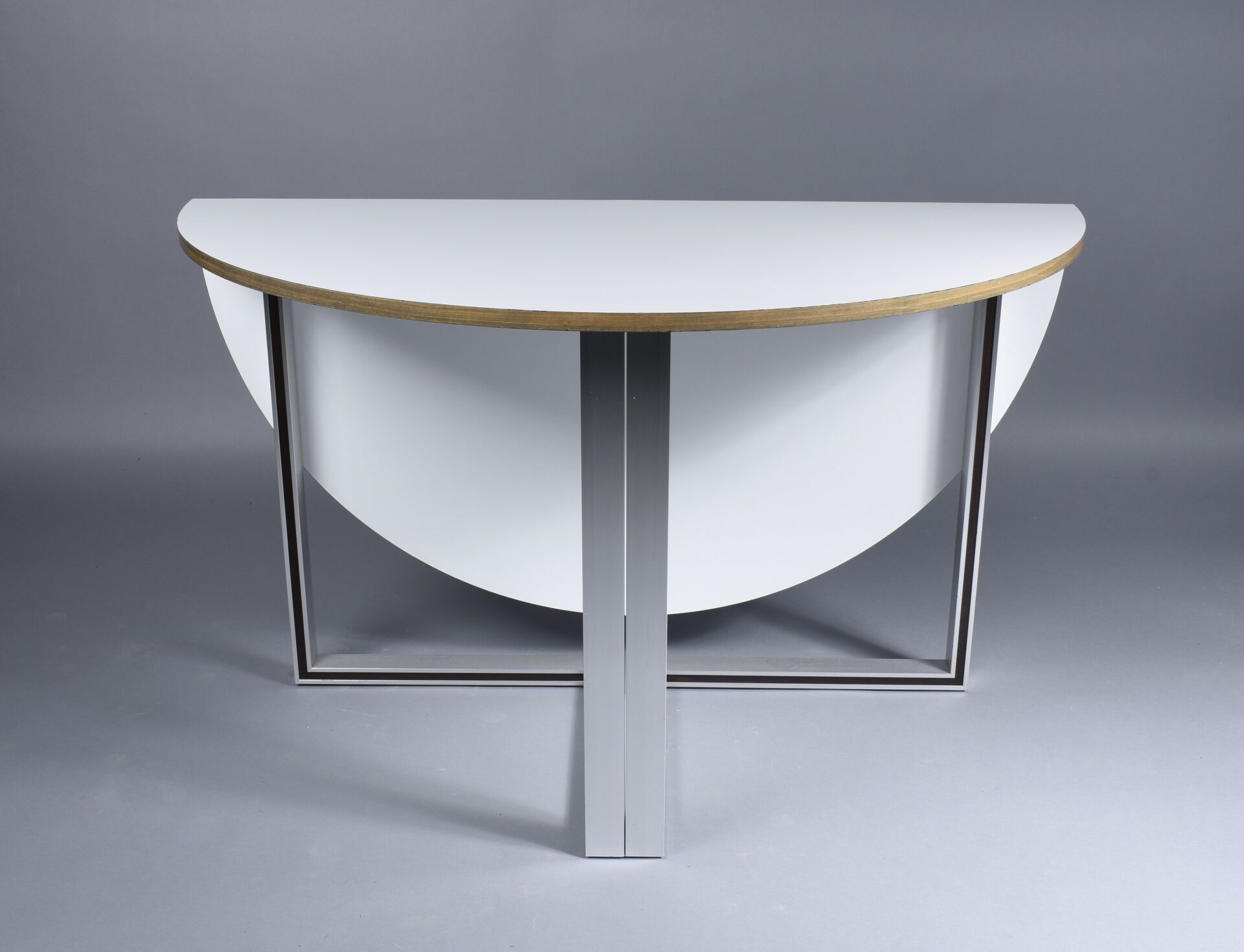 Null LIGNE ROSET
Table console à plateau circulaire pliant lamidfié blanc, le pi&hellip;