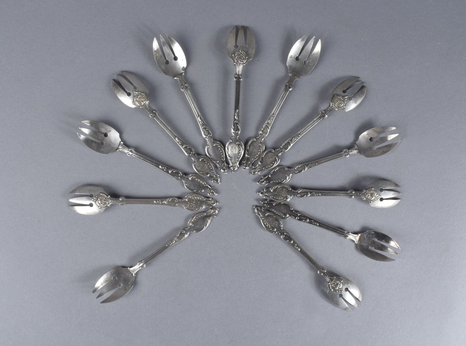 Null Série de douze fourchettes à huitre en argent de Style Louis XV à décor de &hellip;