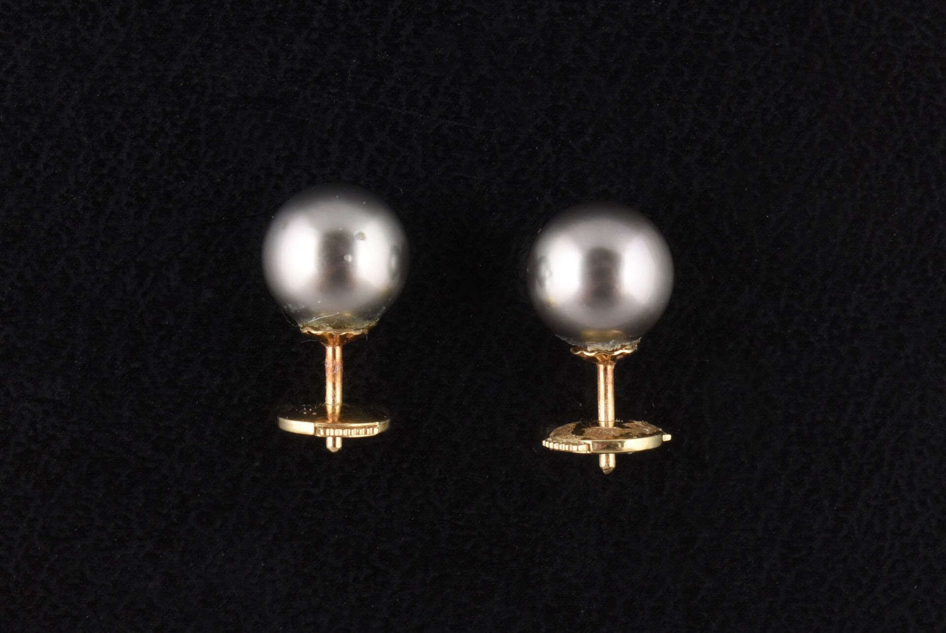Null 一对黄金耳钉，镶嵌一颗灰色养殖珍珠。
珍珠直径：8 毫米
毛重：2.1 克
