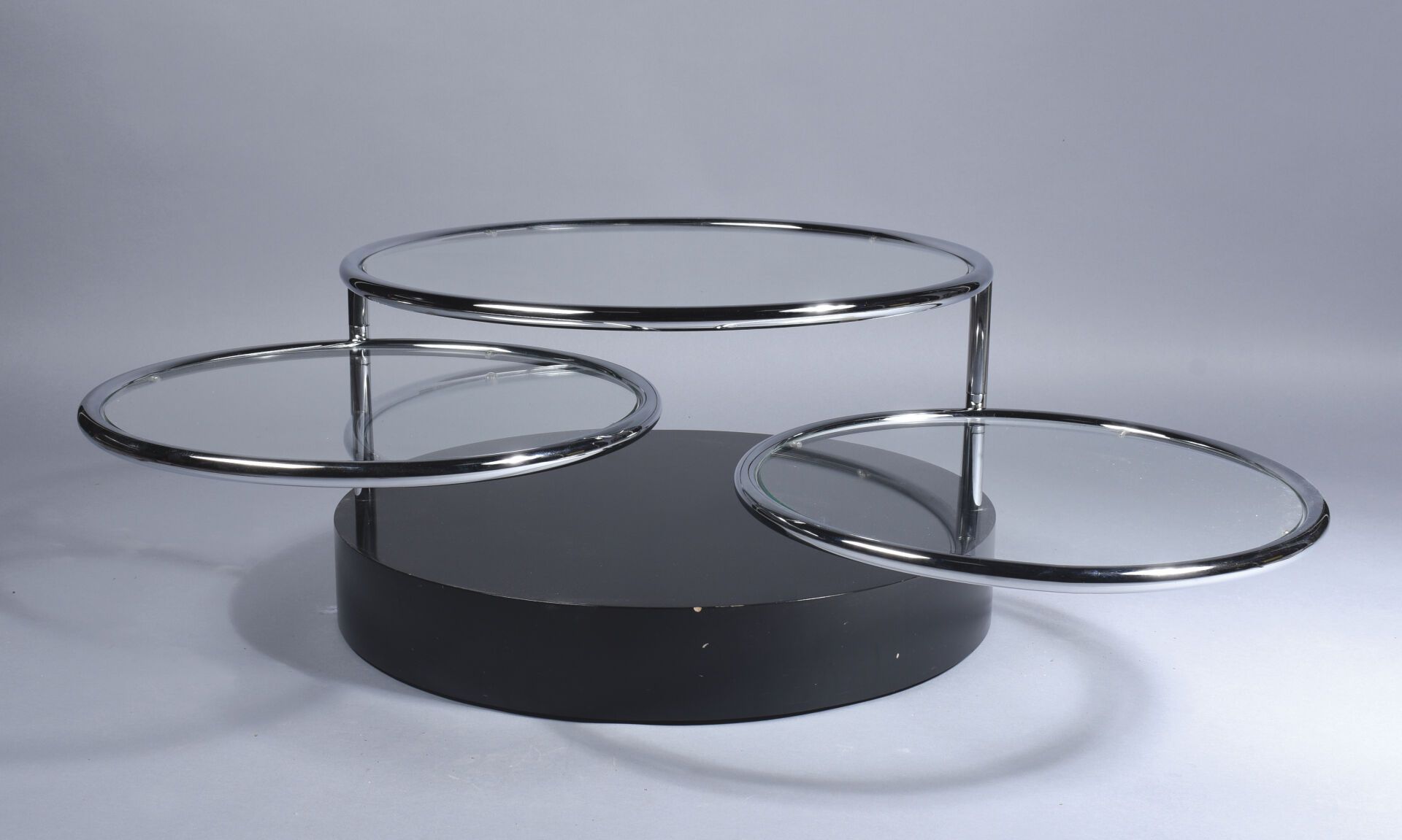 Null 模块化圆形咖啡桌，配有三个玻璃桌面。在黑色漆面的基座上，镀铬的管状钢结构可容纳 3 个托盘，两侧可转动。
这是 20 世纪 80 年代的作品，体现了艾&hellip;