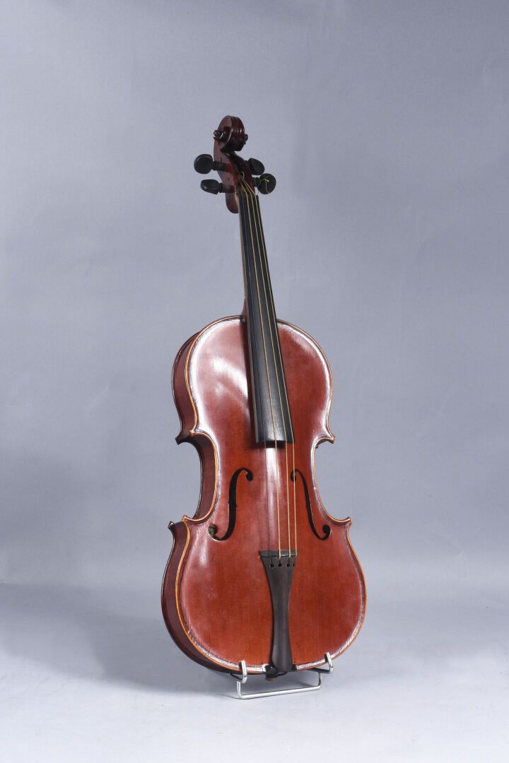 Null Violino di Mirecourt con etichetta "A l'enseigne de la bonne Lorraine".
XX &hellip;