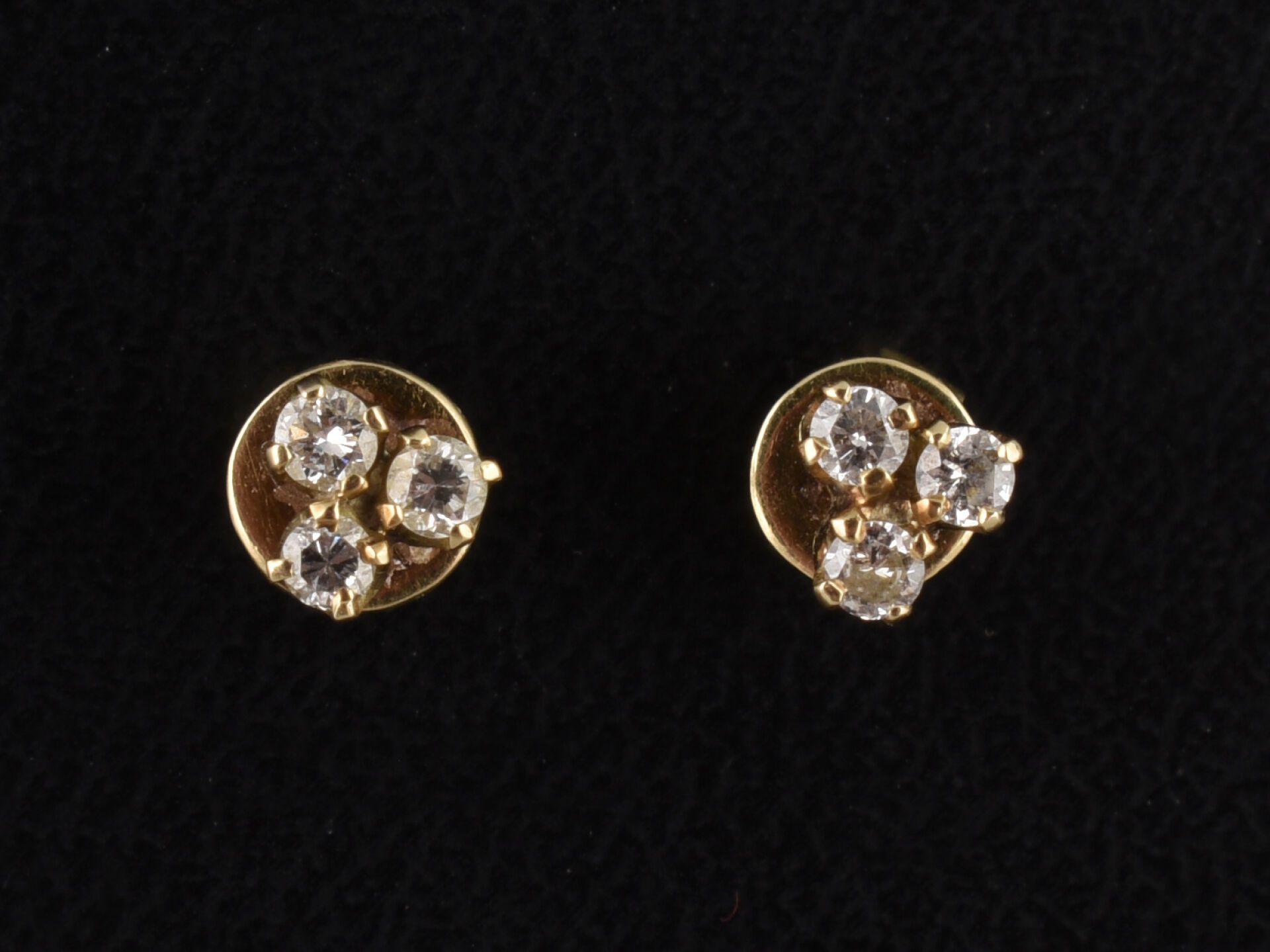 Null Paire de clous d'oreille en or jaune 18K sertis de 3 petits diamants brilla&hellip;