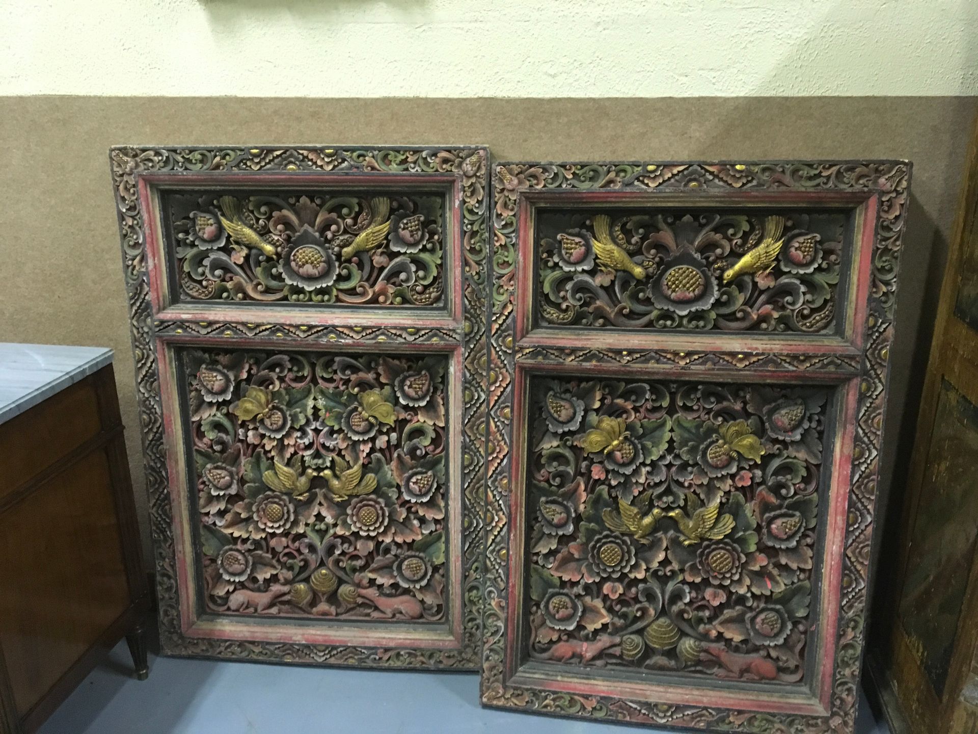 Null Paire de portes de palais indonésien en bois polychromé et sculpté de branc&hellip;