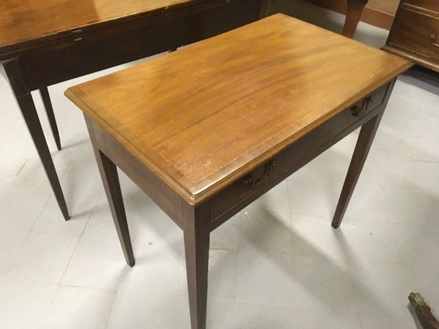 Null 桃花心木写字台，长方形桌面，带一个抽屉

直腿

青铜色的抽屉把手

78 X47厘米 - 高70厘米

19世纪下半叶