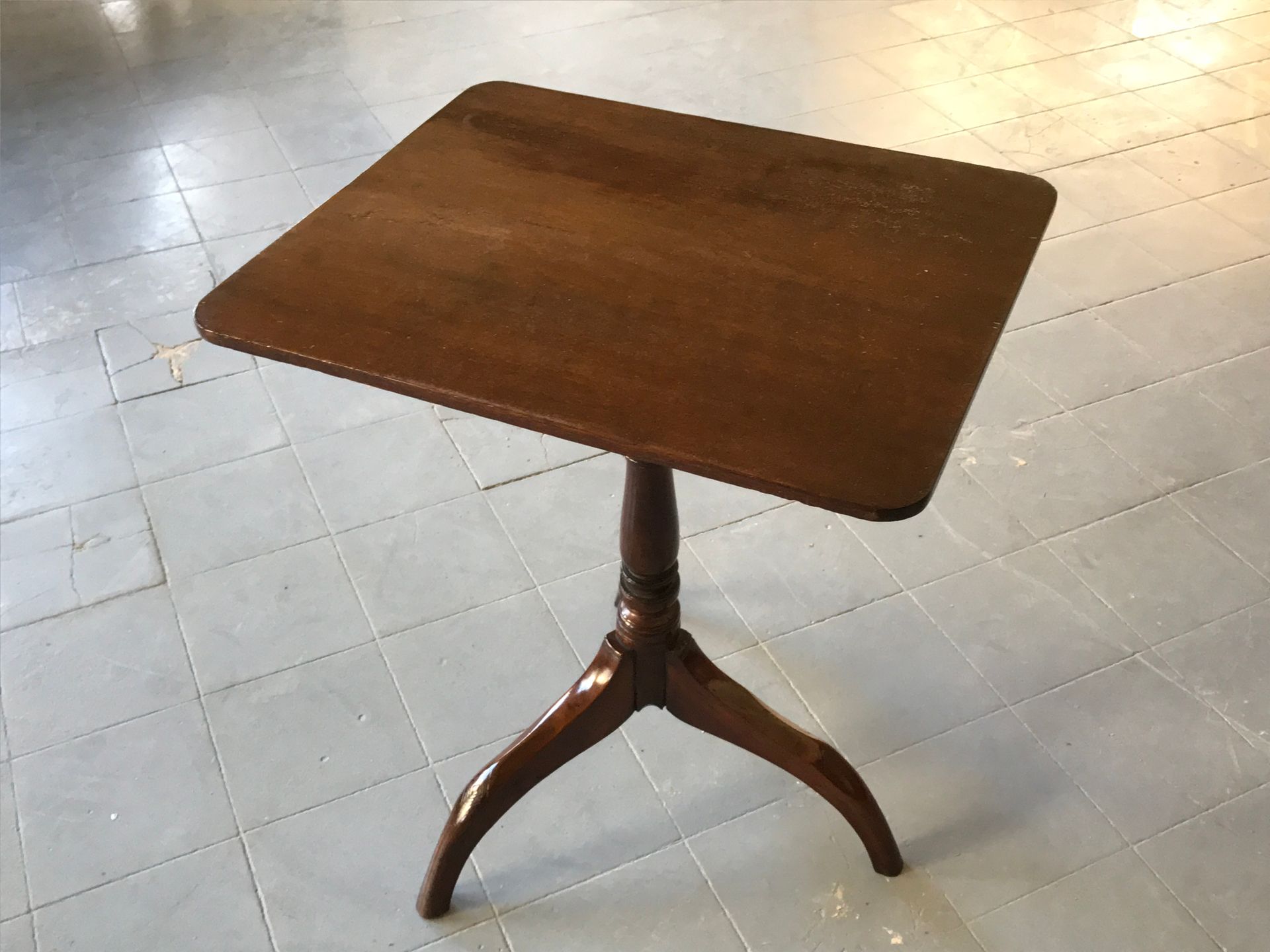 Null 桃花心木英式桌，长方形桌面，三足式桌腿

65X38厘米-70厘米

19世纪的EPOQUE