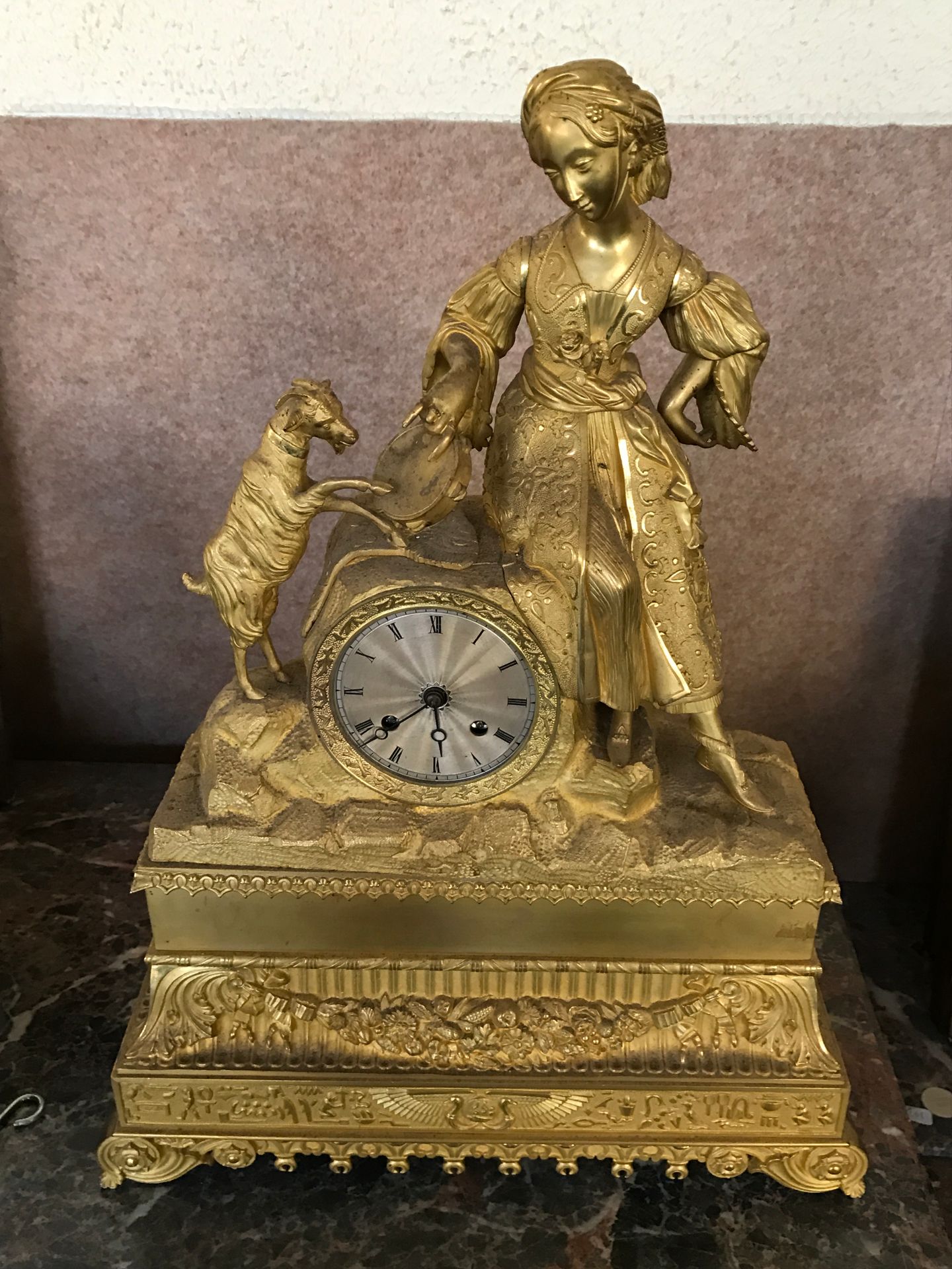 Null Reloj de sobremesa de bronce dorado que muestra a una joven vestida al esti&hellip;