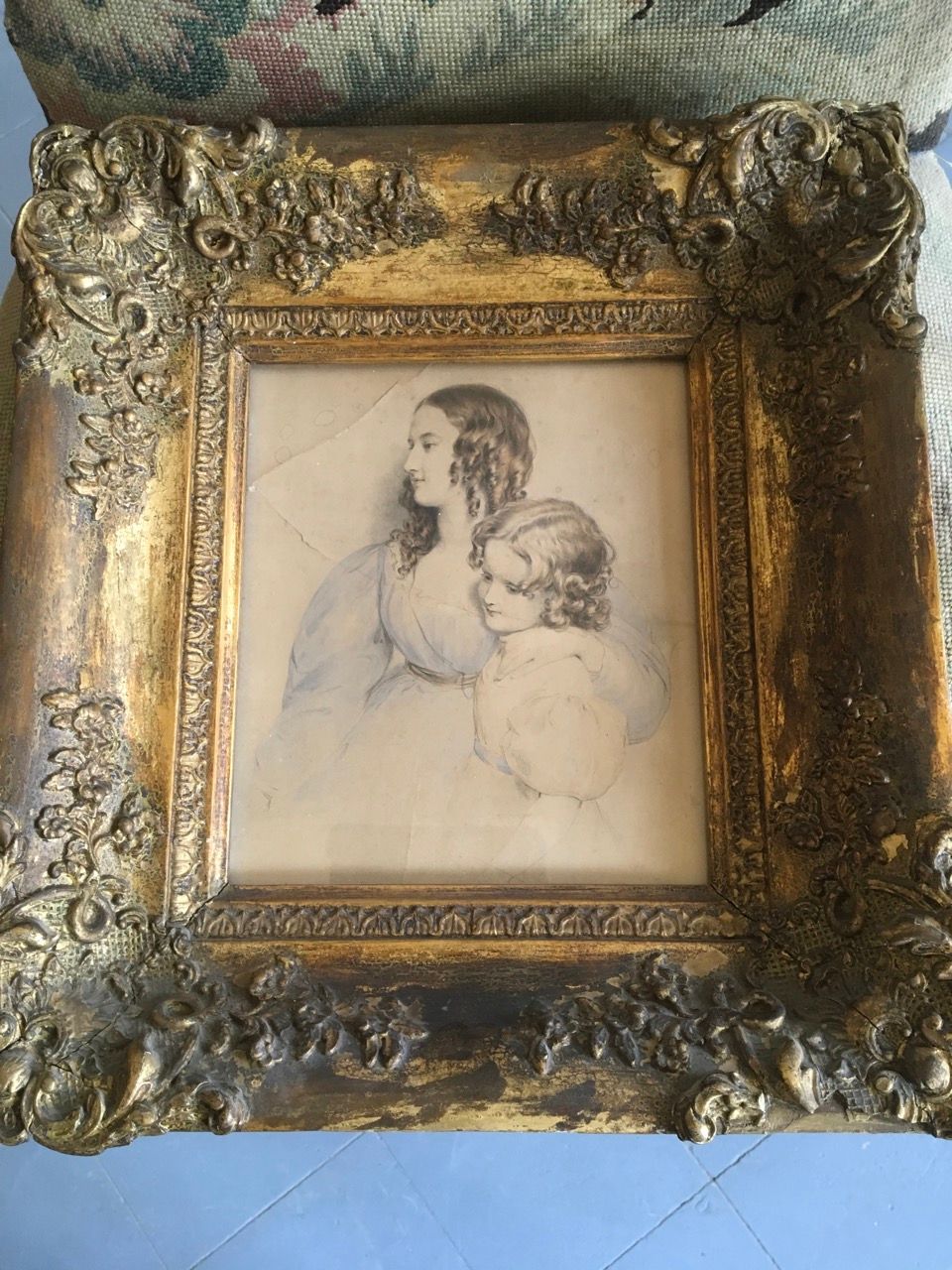 Null 一幅手绘石版画 "一个孩子和一个女人的肖像"，根据伦敦维多利亚和阿尔伯特博物馆1965年1月1日的专业知识，旧的镀金木框，背面有胶粘剂，图纸23x20&hellip;
