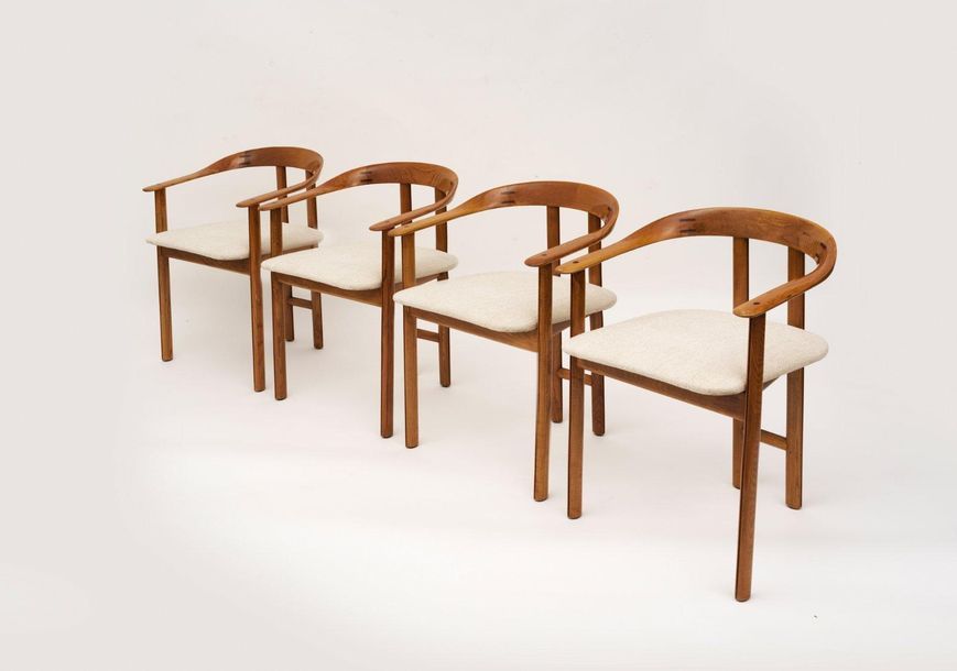 TRAVAIL ITALIEN Quatre fauteuils
Bois et tissu
Date de création : vers 1960
A se&hellip;