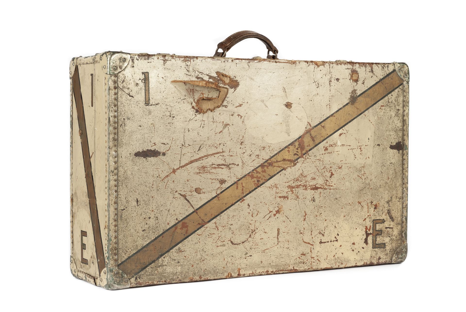 LOUIS VUITTON 年代的手提箱，帆布涂有黄色游轮的颜色，有原来的标记1 E，皮革手柄，四角有金属加固钉，帆布内部有带子（acc.
68 x 42 x &hellip;
