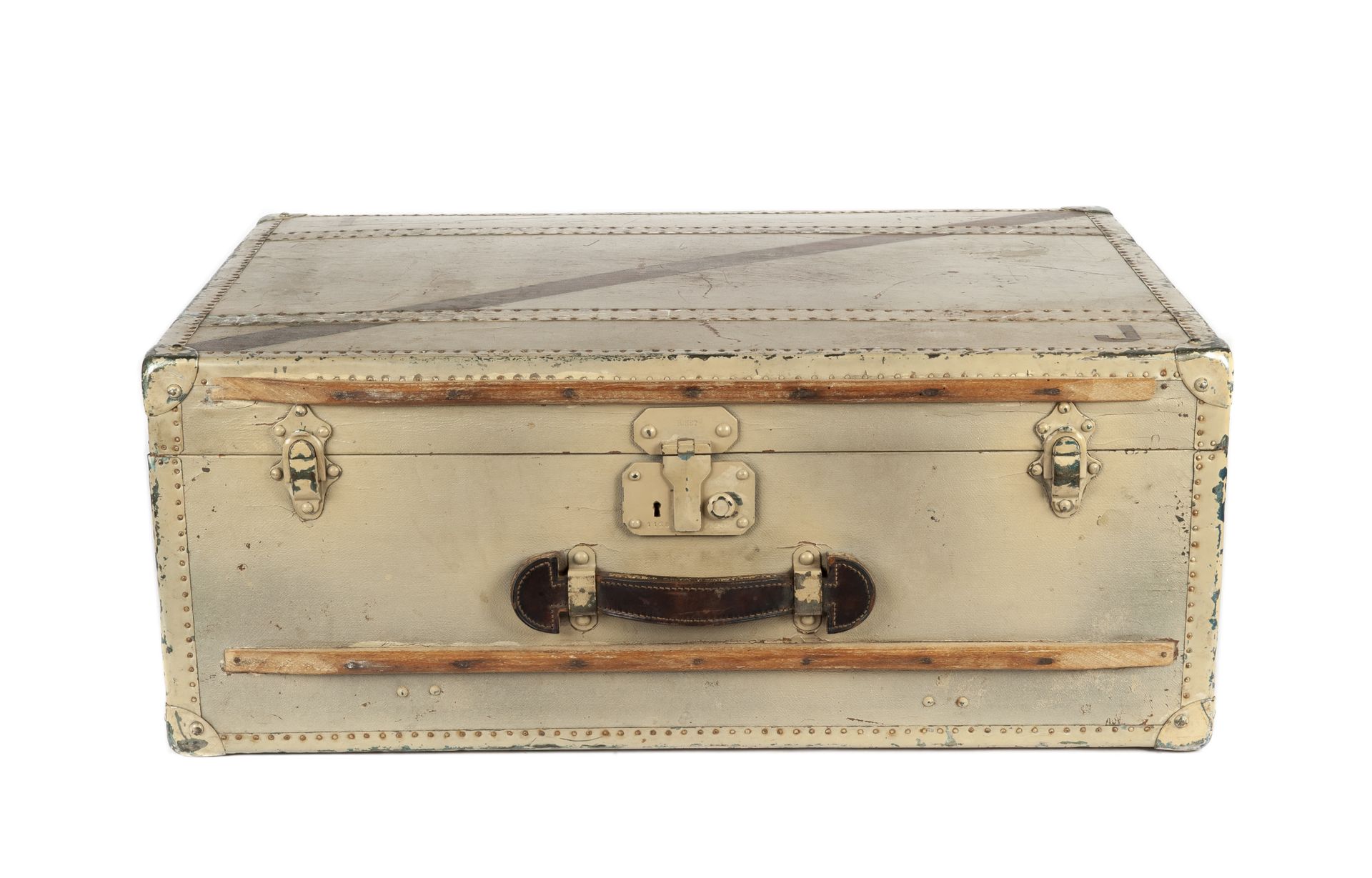 LOUIS VUITTON 年代的手提箱，帆布涂有黄色邮轮的颜色，有原来的1 J标记，皮革手柄，四角有钉子的金属加固，上部有木质保护滑轨，帆布内部有带子（acc&hellip;