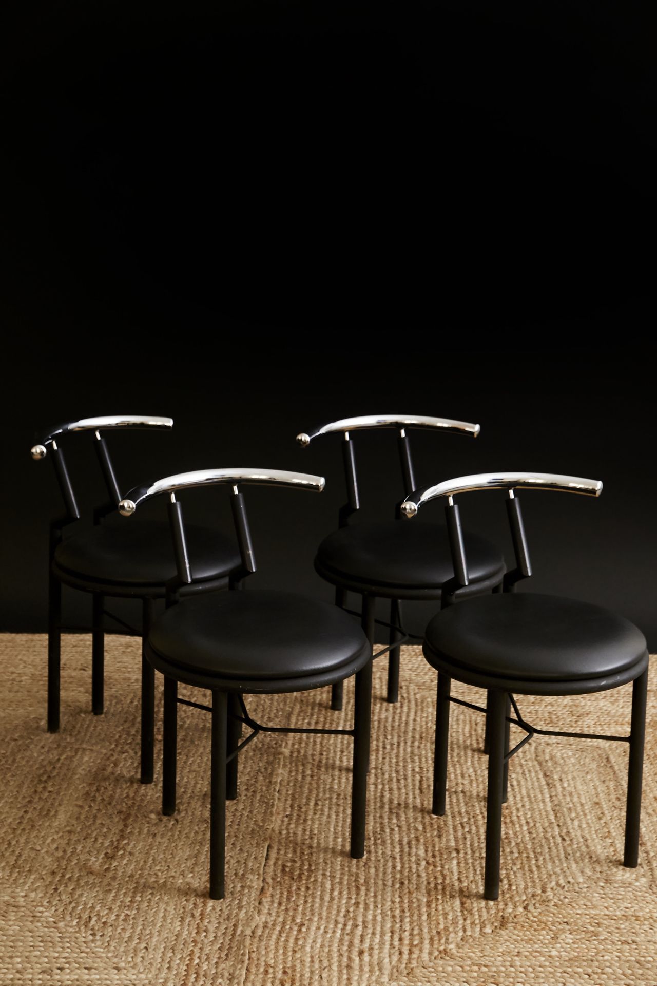 TRAVAIL JAPONAIS Suite de quatre chaises•••»•••
Métal laqué, métal chromé et cui&hellip;