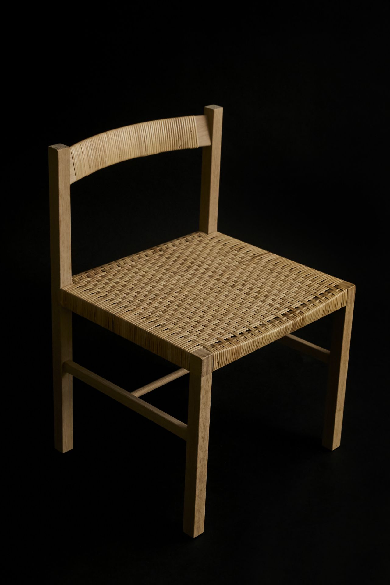 TESHIMA TAMOTSU 椅子 型号T.C-01
天然橡木和柳条
2018
高68宽46深42厘米