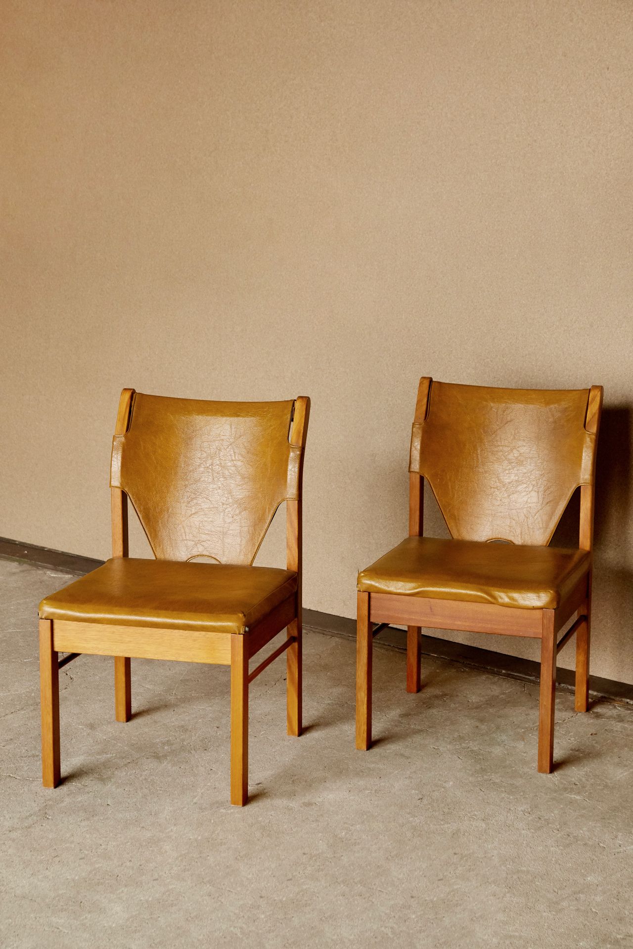 Maruni Mokko Pair of chairs
Wood and leather---Edition Maruni Mokko
Date of crea&hellip;