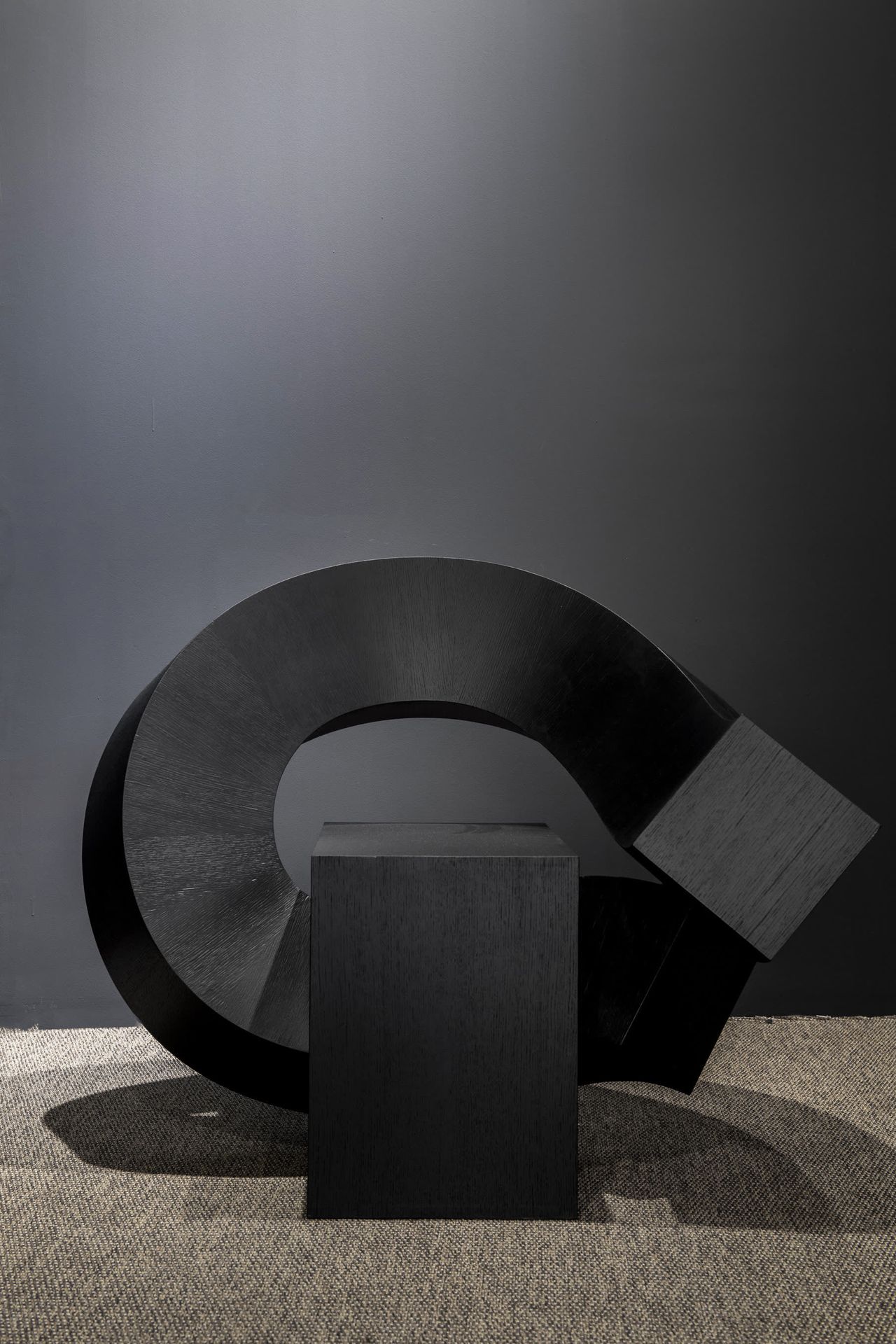 CHULAN KWAK 草书结构椅
黑色墨渍胶合板
2019
高70宽110深70厘米
出处：Iham画廊