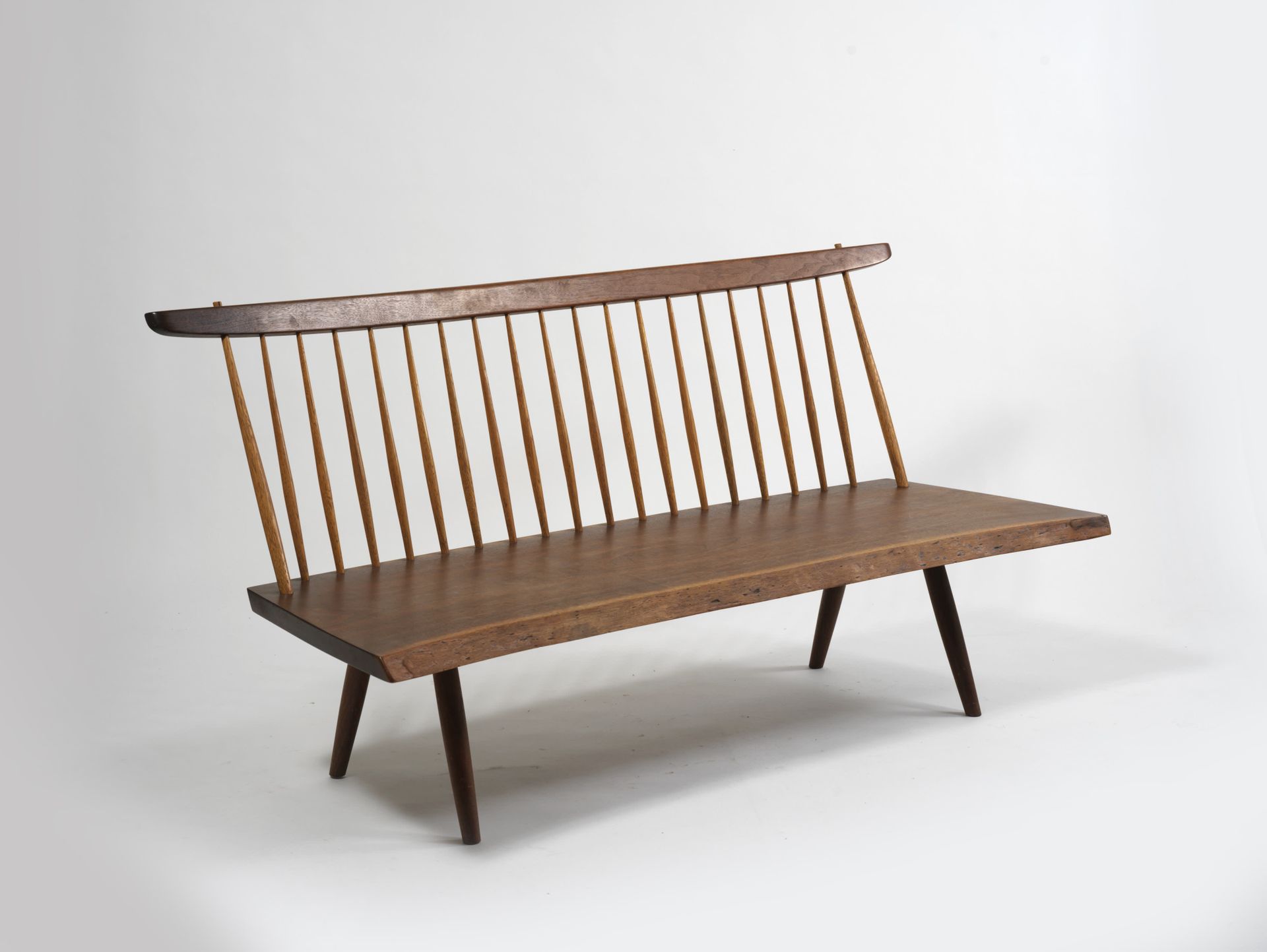 GEORGE NAKASHIMA (1905-1990) ••• Banquette
Noyer américain et chêne•••Édition At&hellip;