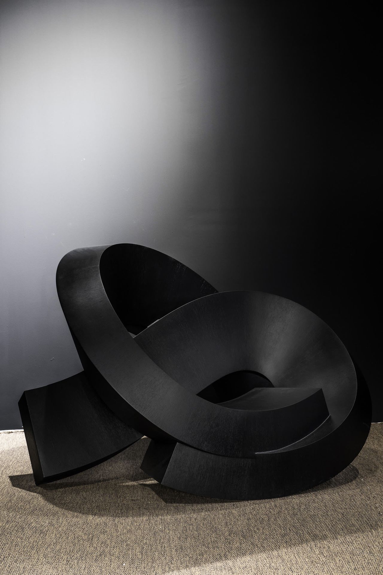 CHULAN KWAK 切向椅---扶手椅
黑色墨渍胶合板
2019
高105宽152深110厘米
出处：Iham画廊