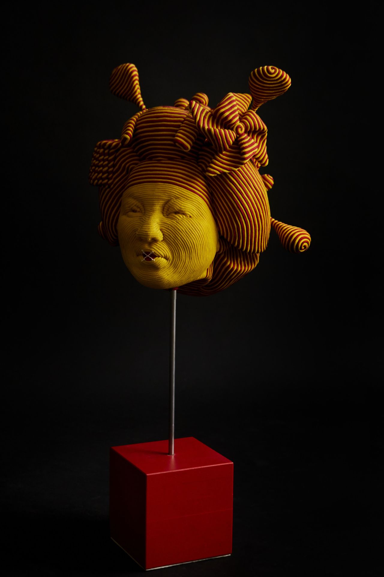 Mozart Guerra (né en 1962) Geisha•••Sculpture
Cordes de nylon, socle en bois laq&hellip;