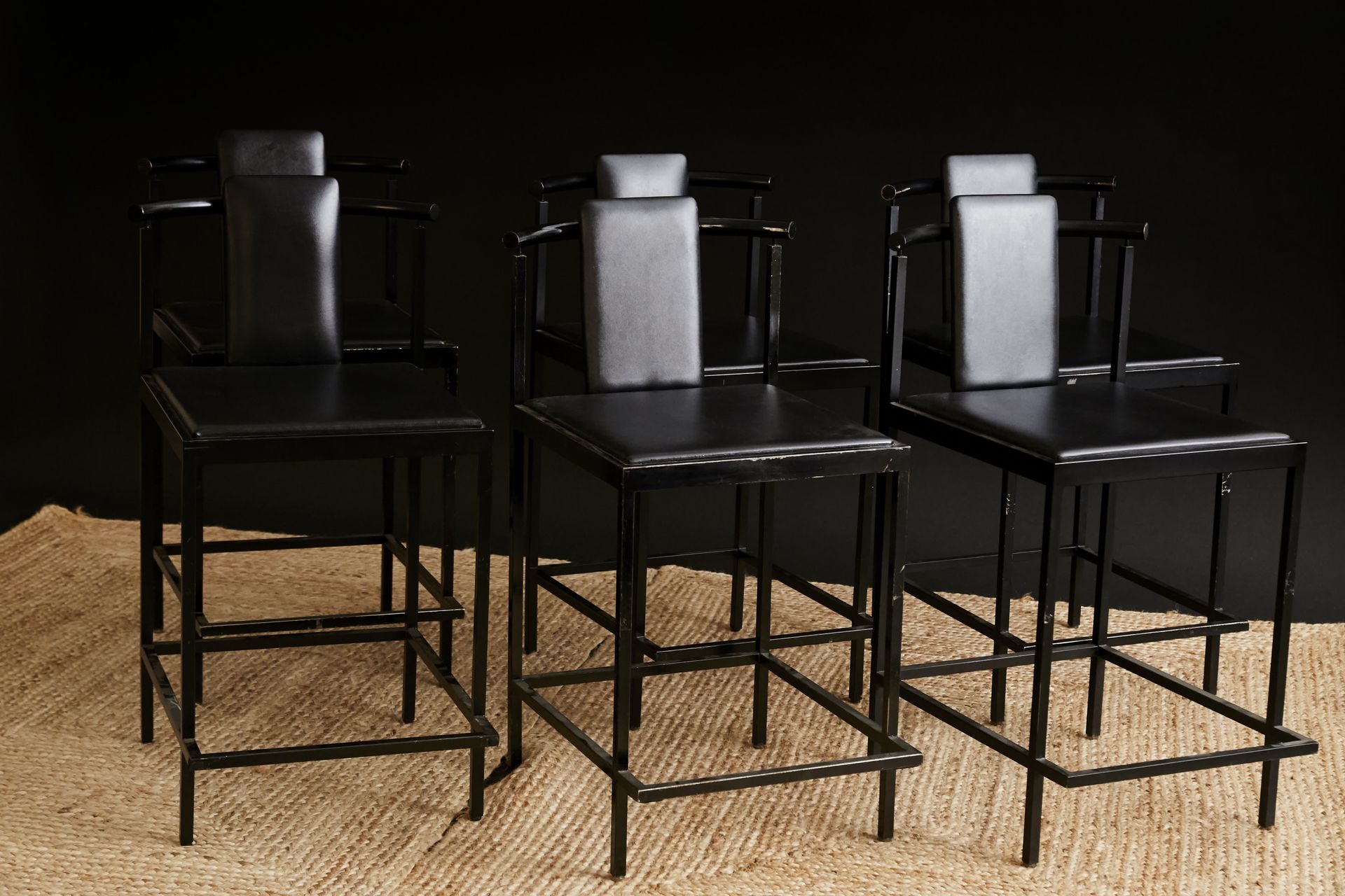 SHIGERU UCHIDA (Né en 1943) 一套六个凳子和两个控制台------------
漆面金属和皮革---漆面木头和黄铜，塑料脚轮
创作日期&hellip;