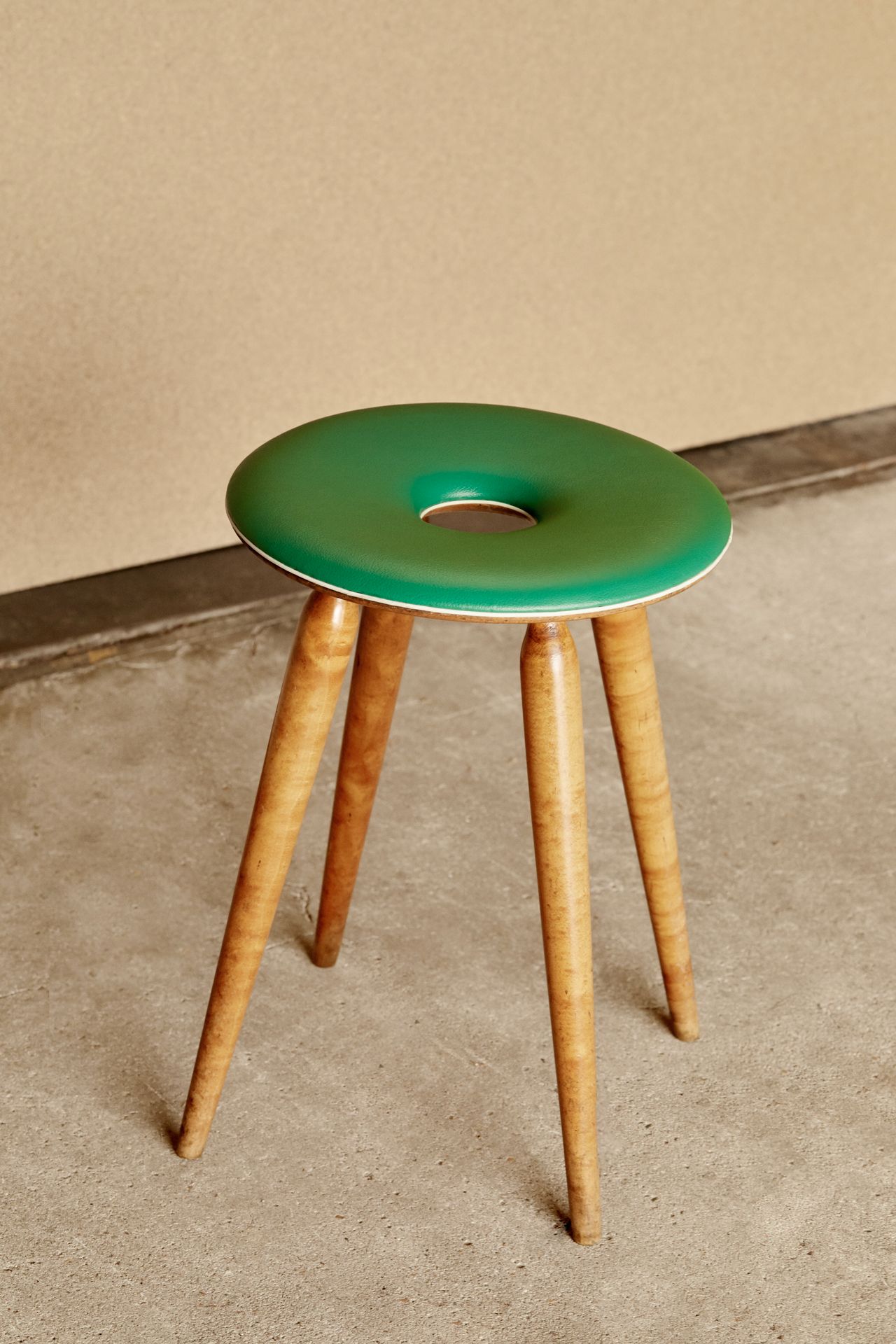 TOKUKICHI KATO Ring Stool•••Tabouret
Bois et vinyle
1955
H 45 D 40 cm