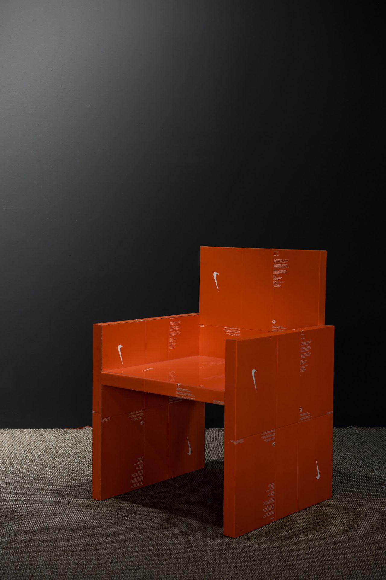 GYUHAN LEE Nikebox家具---扶手椅
鞋盒
2019
H 79 W 52 D 52 cm
来源：Iham Gallery