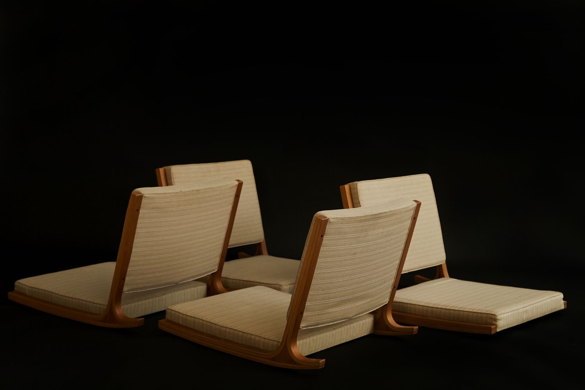 KENZO TARUMI (1901-1969)••••••••• Set di quattro sedie a dondolo "ZA"---
Legno l&hellip;