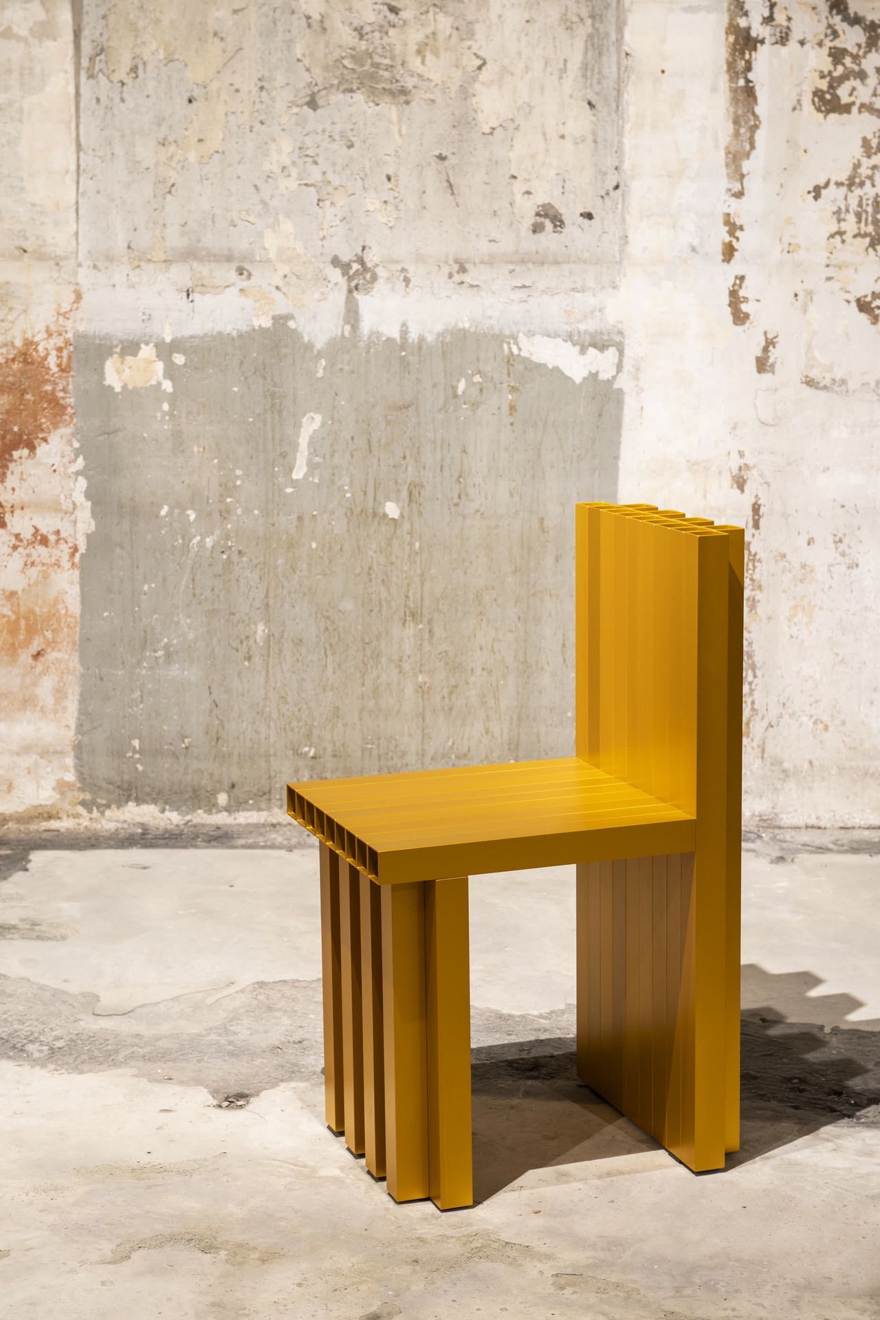 SEUNGHAN BAEK 点线面---椅子
橙色阳极氧化铝
2019
高77宽36深48厘米
出处：Iham画廊