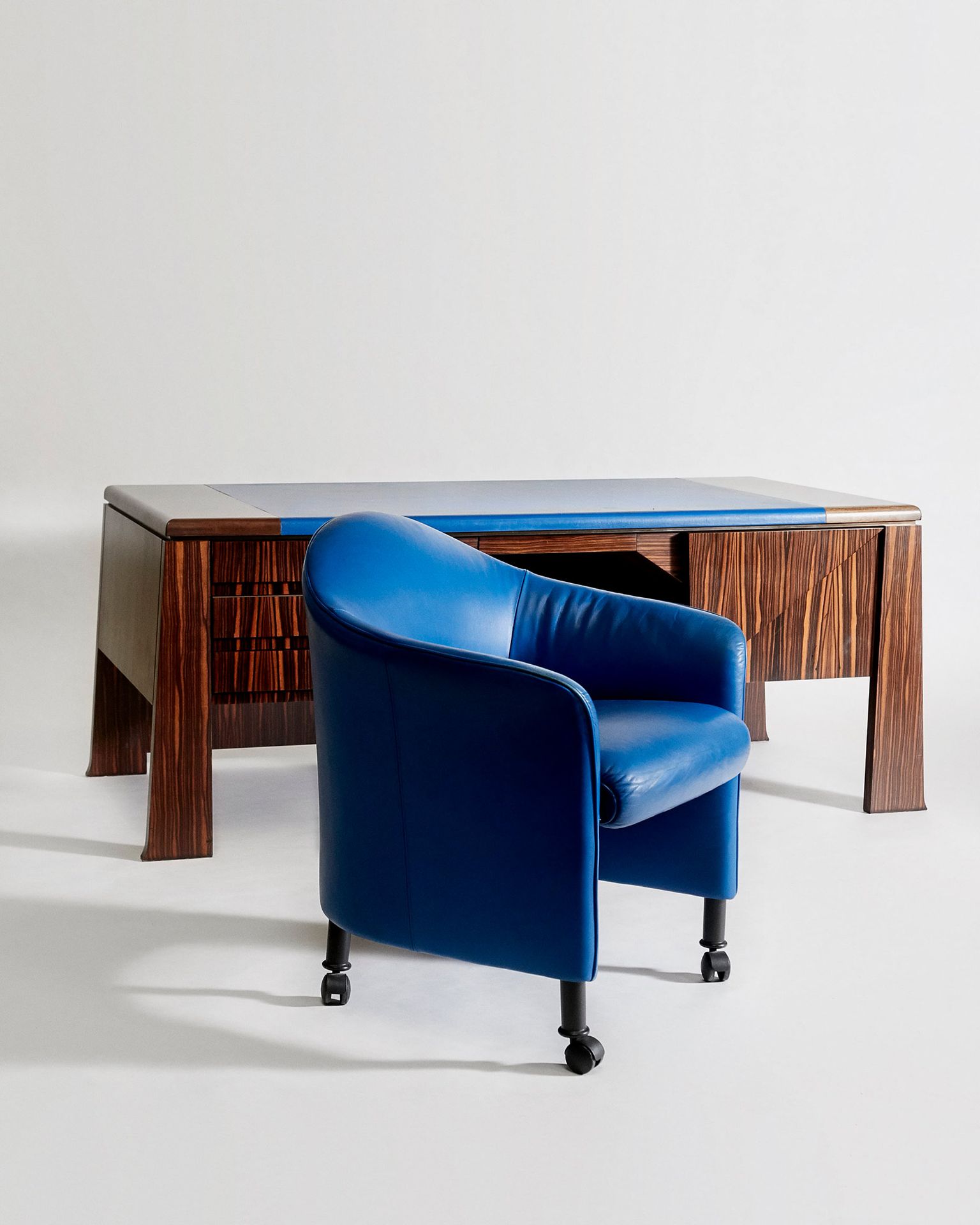 Emiel Veranneman (1924-2003) 书桌、书柜和扶手椅
办公室套装，包括一张书桌。

一张扶手椅和一个书架

桌子：黑檀木和玻璃皮革

扶&hellip;