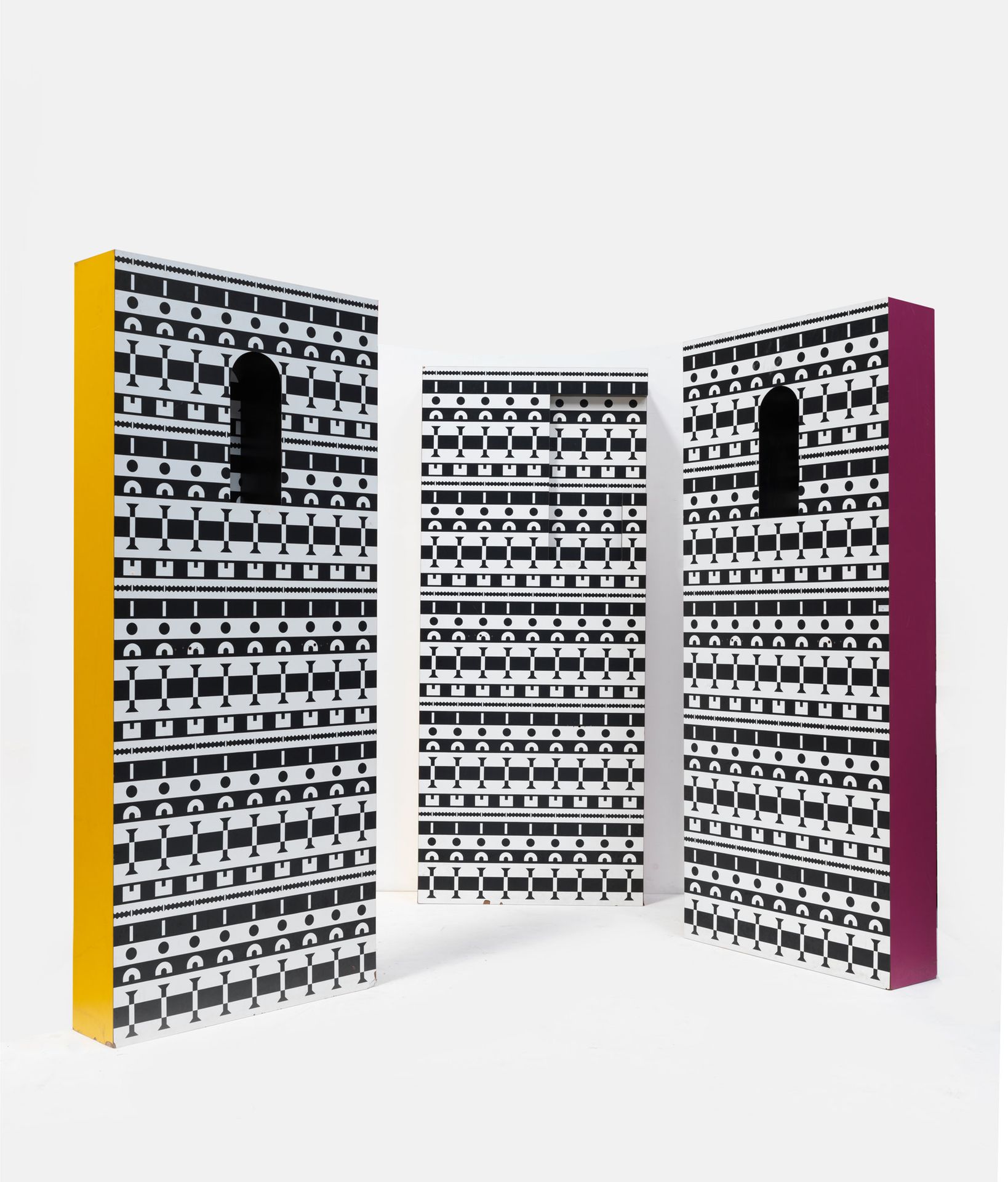 Alessandro MENDINI (né en 1931) 一套三块装饰板


三聚氰胺木料，两面都有黑色装饰。

带有黑白几何图案

侧面有黄色或粉红色的&hellip;