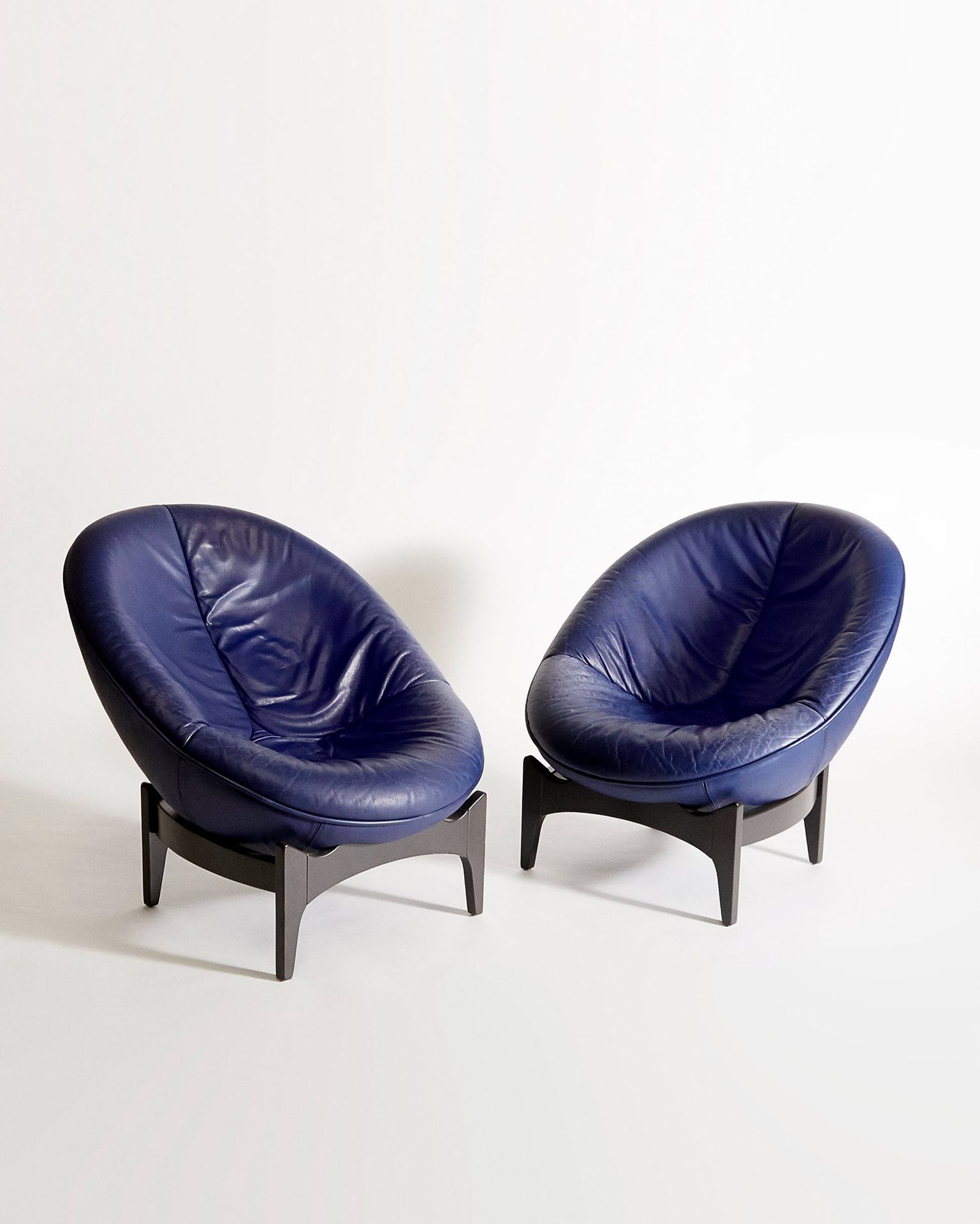 Emiel Veranneman (1924-2003) Pair of armchairs
Leather and lacquered wood

Editi&hellip;
