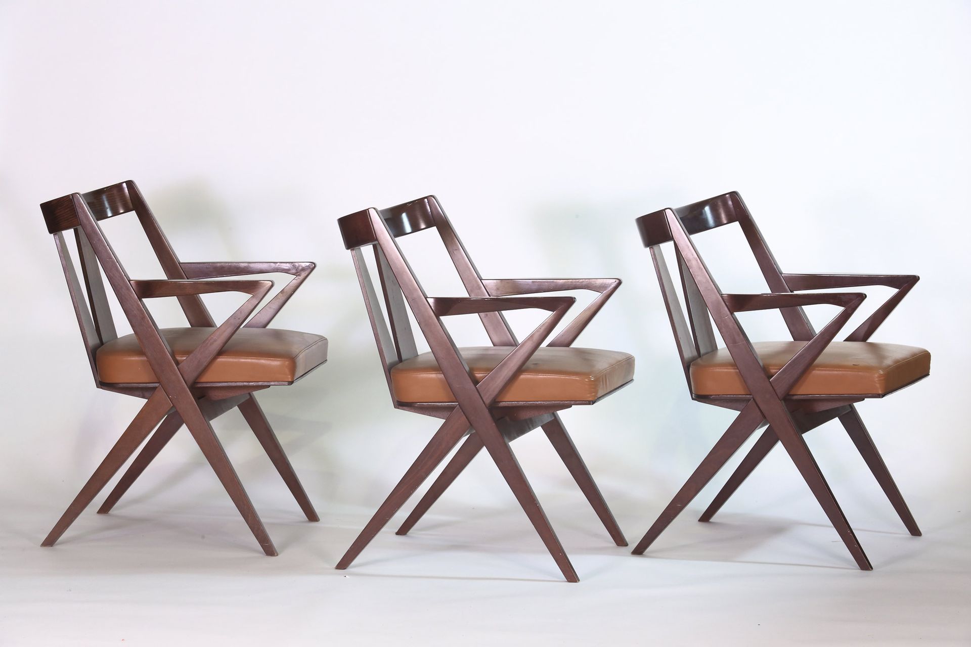 Maxime OLD (1910-1991) 六把扶手椅
桃花心木和皮革

MFI版本，共300份
创作日期：1987年
高80，宽62，深61厘米


出处 &hellip;