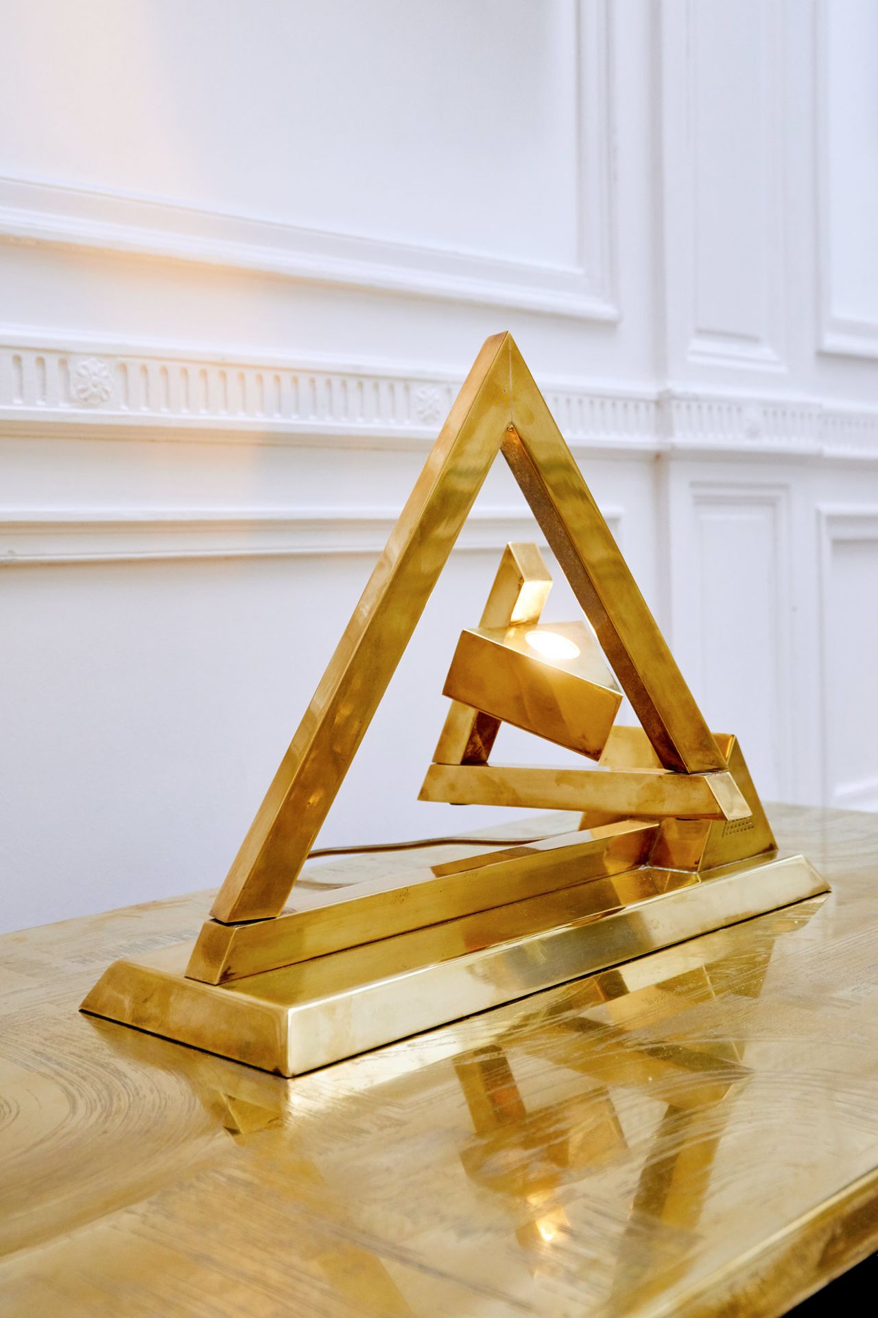 Yonel LEBOVICI (1937-1998) Pyramide Pentographe

Lampe 
Laiton doré, à structure&hellip;
