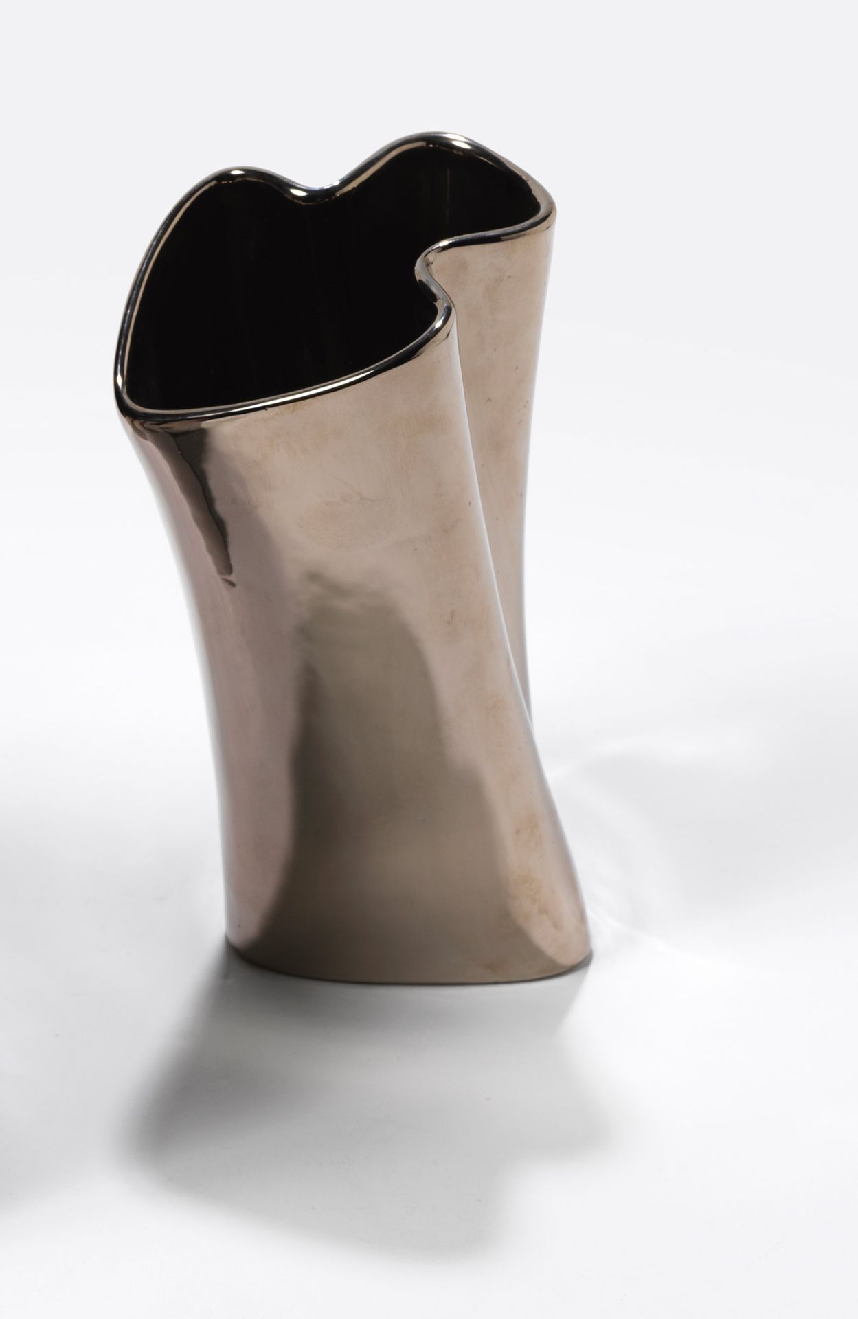 ANGELO MANGIAROTTI (1921-2012) 花瓶
镀铬陶瓷

签署了A.Mangiarotti
创作时间：2006年
高23.5宽10深10厘&hellip;