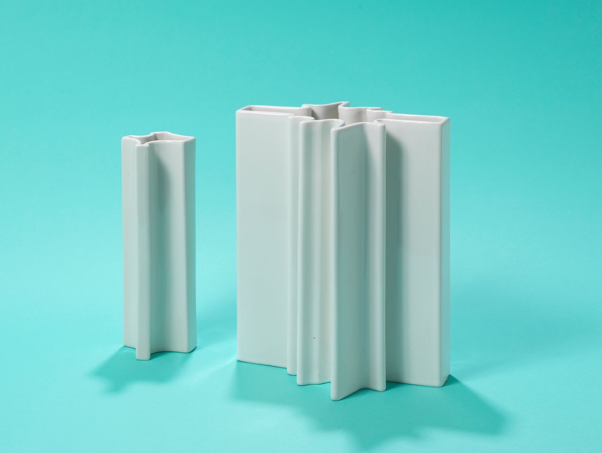 ANGELO MANGIAROTTI (1921-2012) Zwei Vasen
Weiß glasierte Keramik.

Edition Frate&hellip;