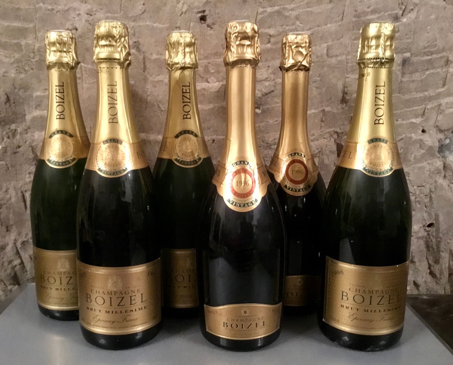Null 博伊泽尔香槟6瓶（1989年2瓶，1995年1瓶，1996年1瓶，96年2瓶特级酒）。