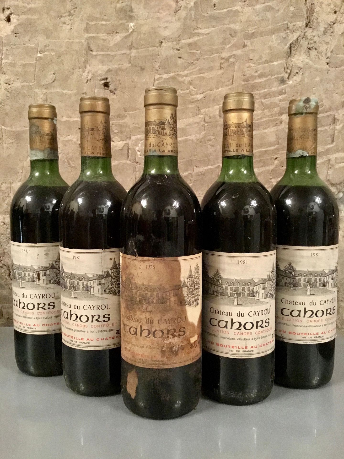 Null 4 bouteilles CAHORS Ch. Du Cayrou 1981 (ets, et, LB/MB)