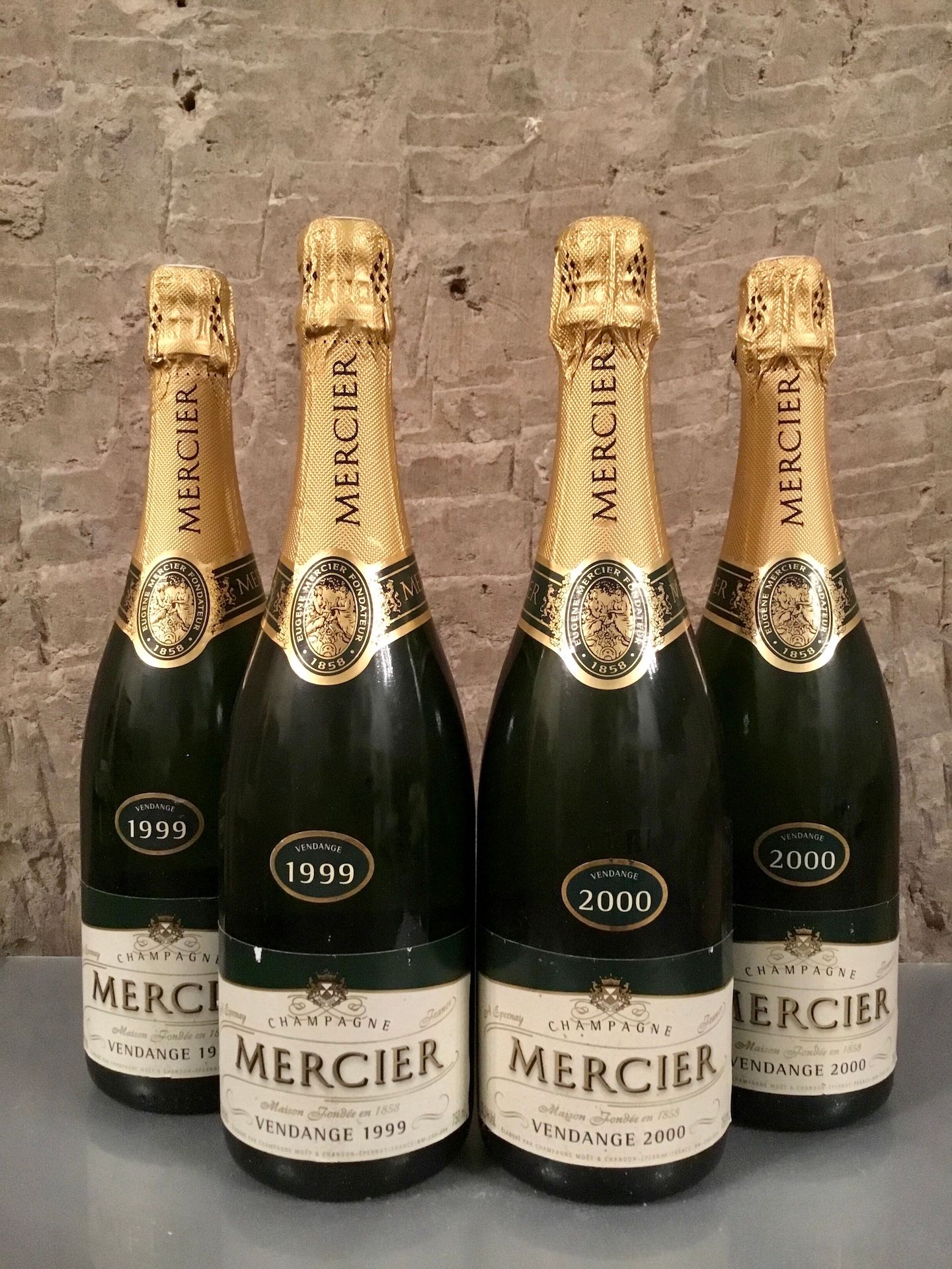 Null 4 bouteilles CHAMPAGNE Mercier (elt, etla; 2 de 1999, 2 de 2000)