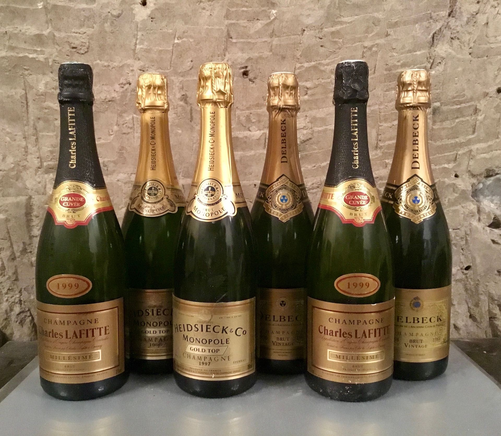 Null 6瓶 "陈年 "香槟，（等；2瓶Delbeck 1988和1996，2瓶C. Lafitte 99，2瓶Heidsieck 96和97）。