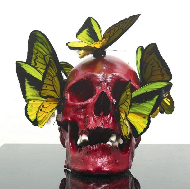 PHILIPPE PASQUA (NE EN 1965) VANITE Crâne en résine, acrylique et papillons sur &hellip;