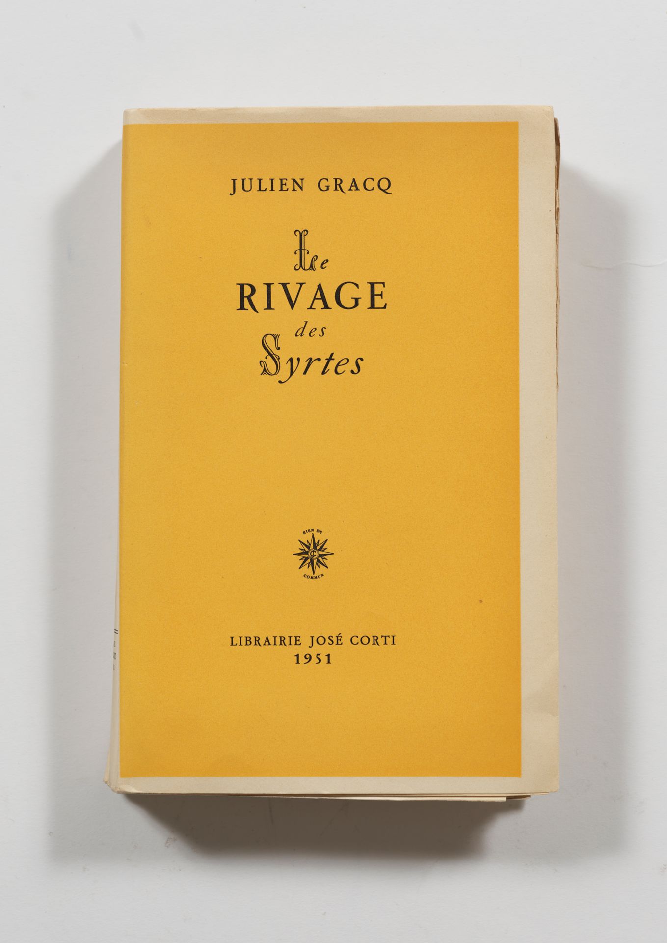 GRACQ Julien. 赛尔提斯的海岸。Corti, 1951.8开本，宽页边，平装本。
第一版。
Rives上的前40本之一，附有Julien Gracq&hellip;