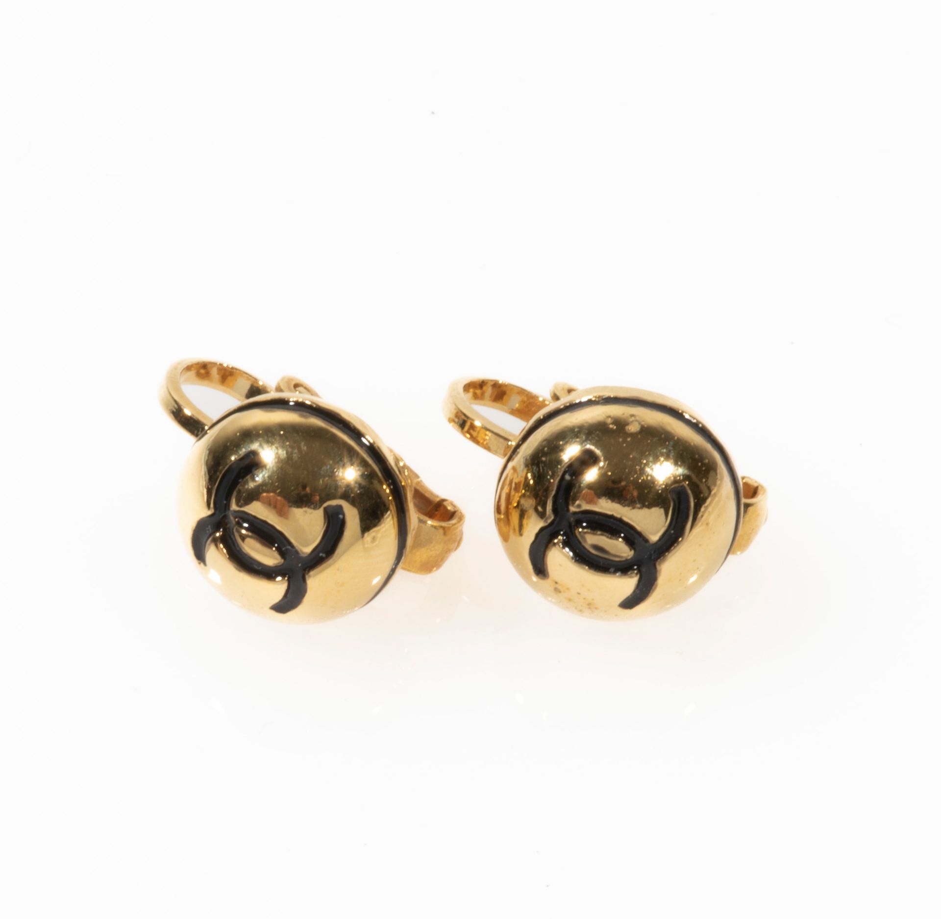 Null CHANEL, Prêt à Porter Collection, circa 1990

Pair of gilded metal and blac&hellip;