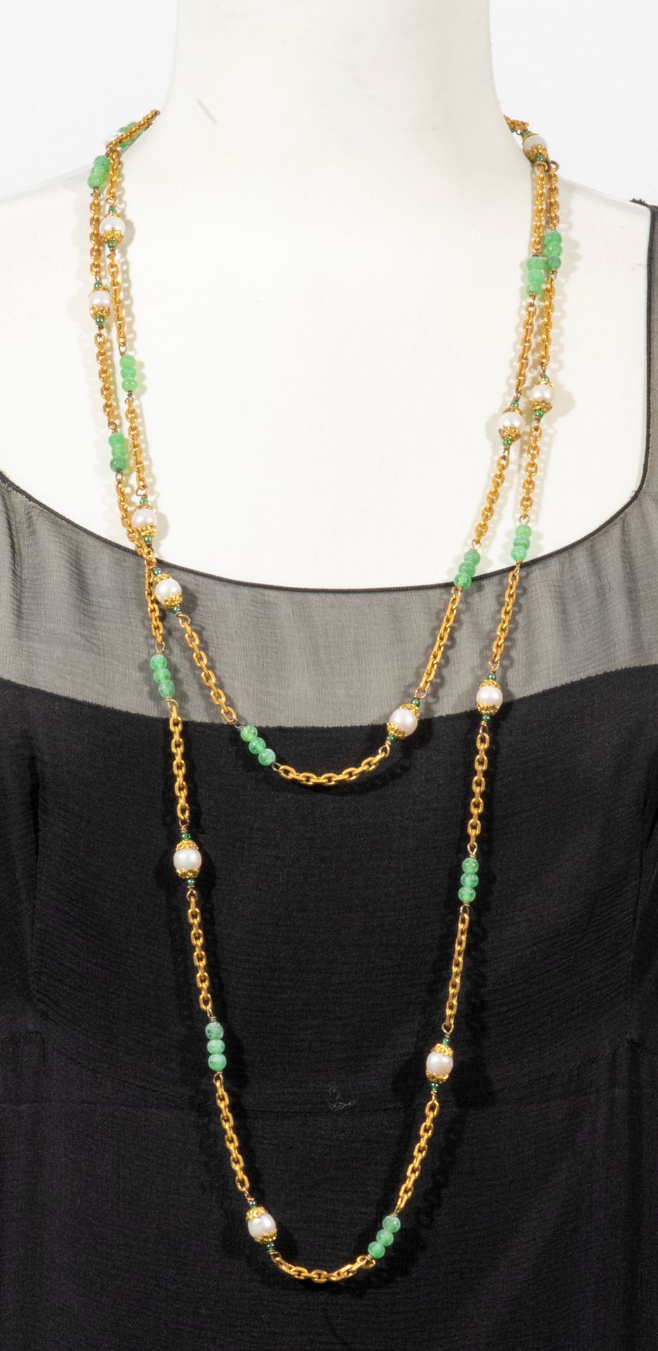 Null CHANEL, Prêt à Porter Collection, circa 1975

Long necklace, gilded metal c&hellip;