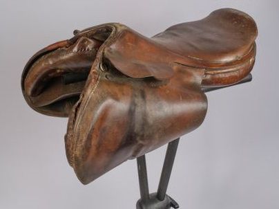 Null HERMES Paris

Brown leather saddle, chromed metal saddle nails, quarters, f&hellip;