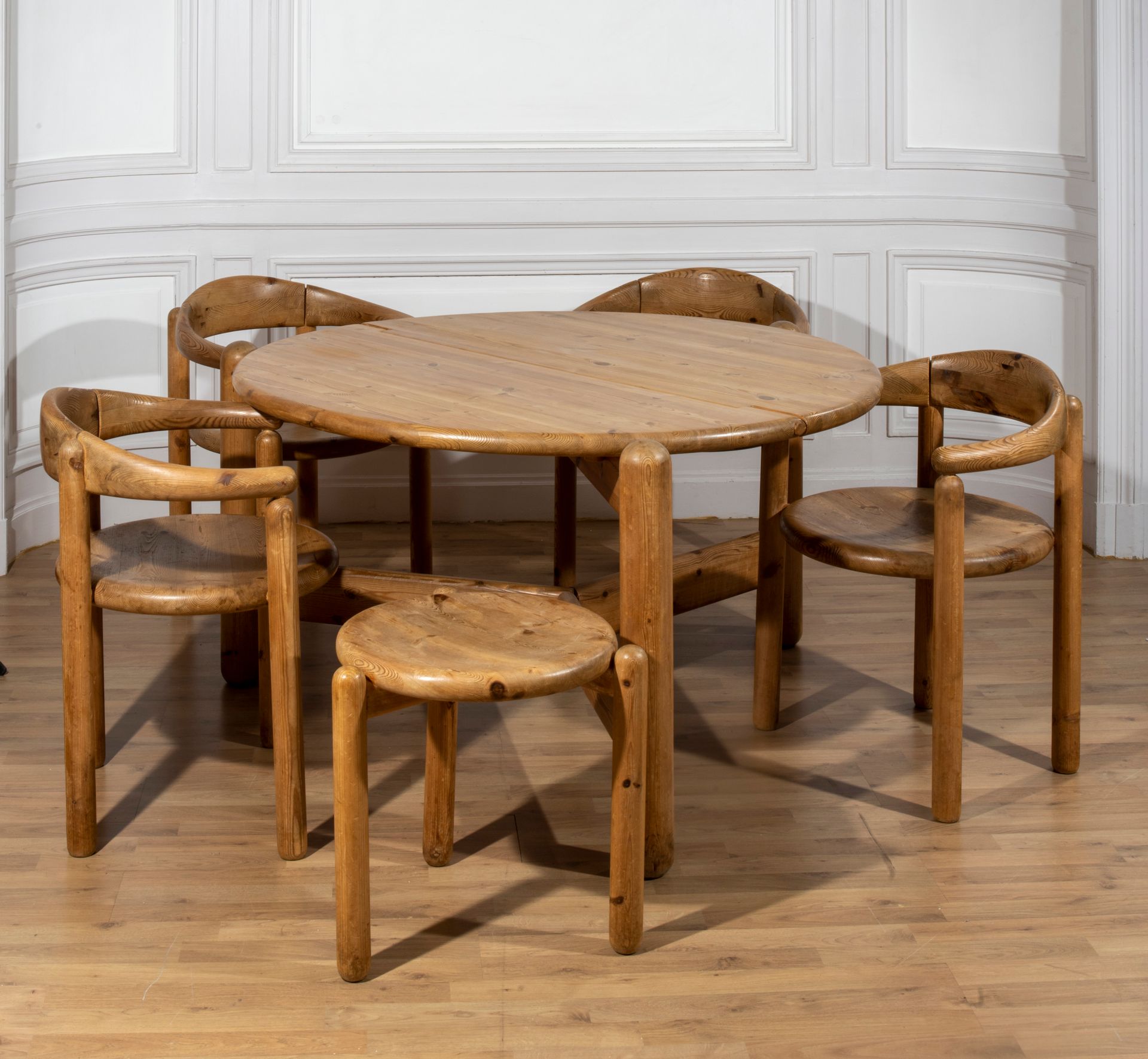 Rainer Daumiller Rare ensemble de salle à manger comprenant : - une table ronde &hellip;