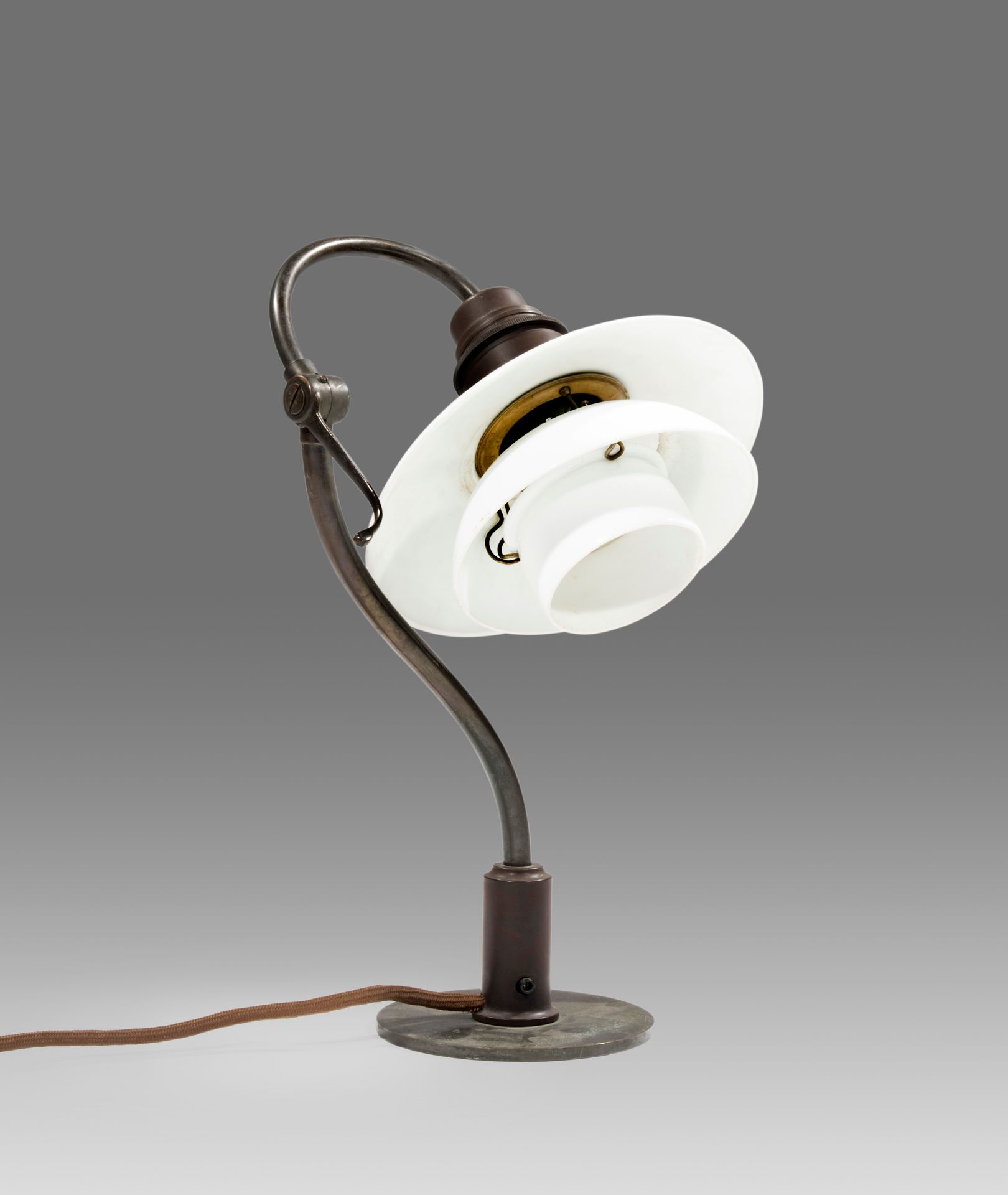 POUL HENNIGNSEN (1894-1967) Lampe de bureau dite « Question Mark » 

Laiton pati&hellip;